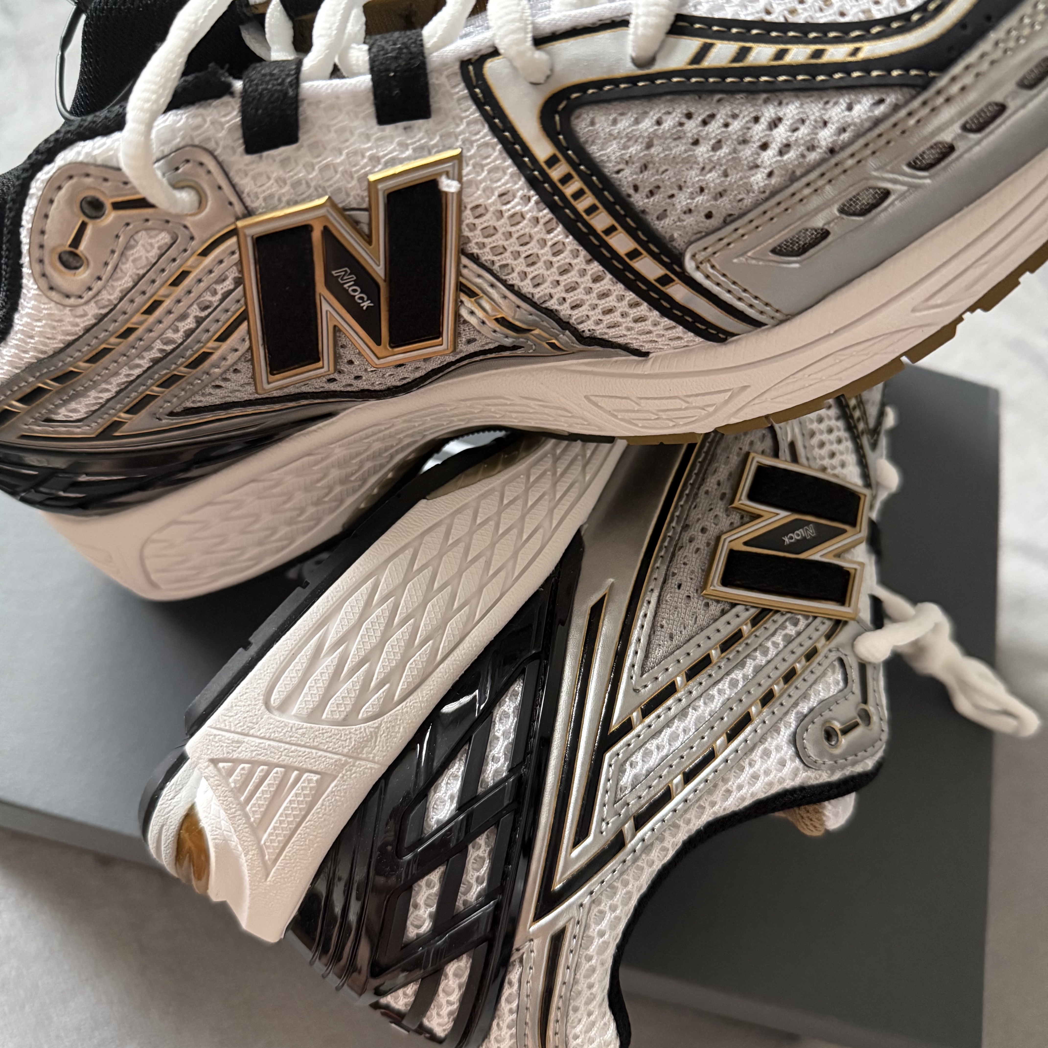 New Balance 1906R White Gold 착용 스타일