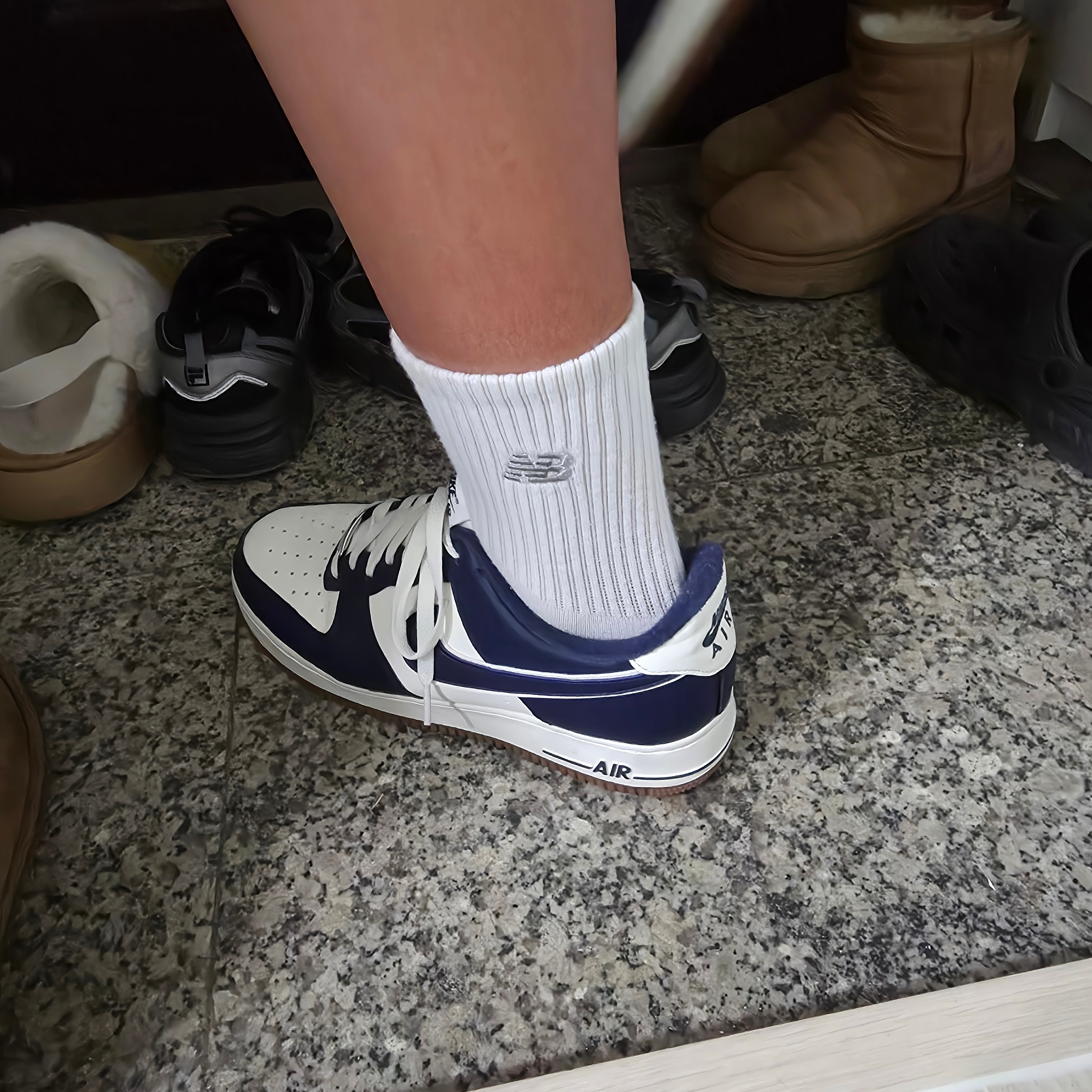 Nike Air Force 1 '07 LV8 Midnight Navy 착용 스타일