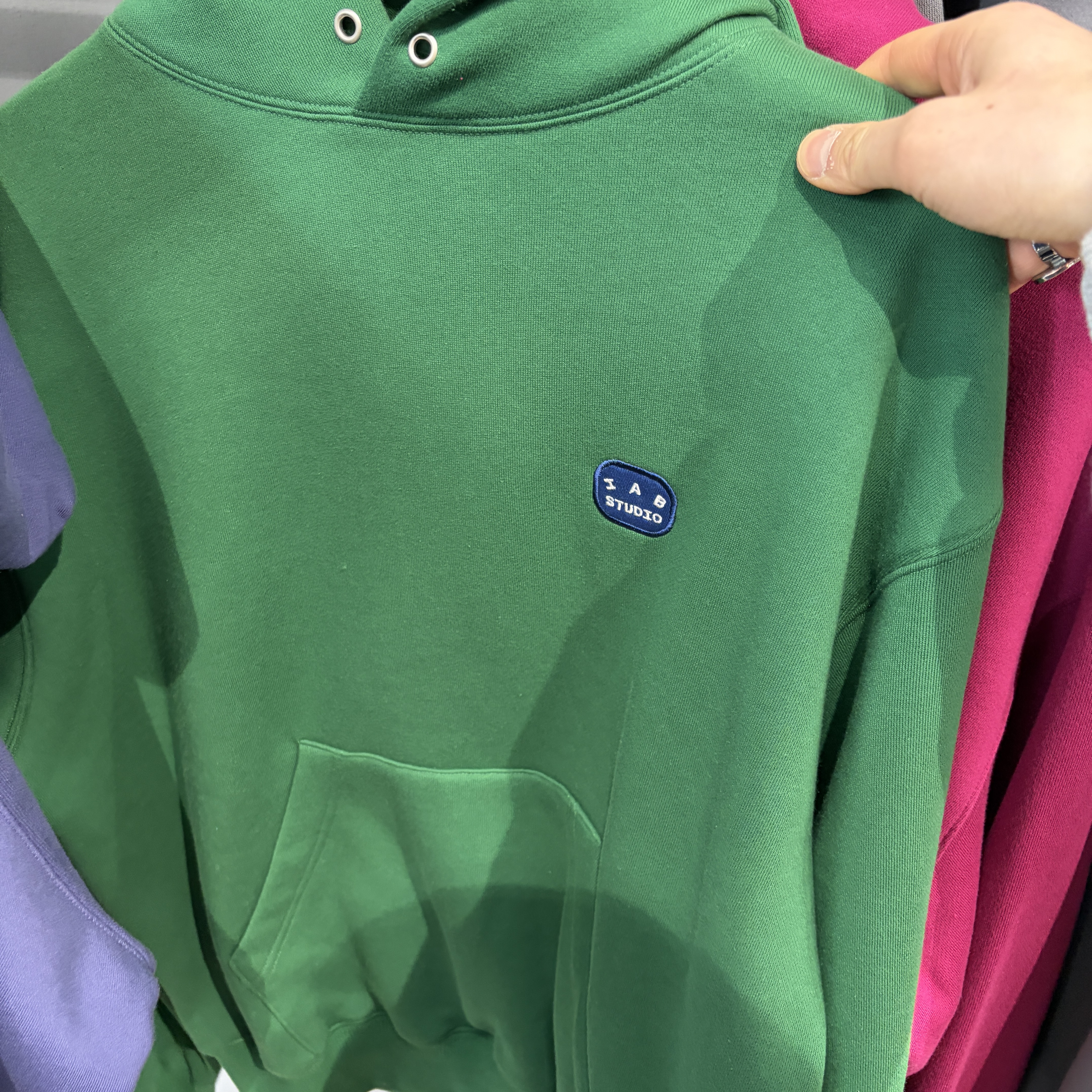 IAB Studio IAB Patch Hoodie Green 착용 스타일