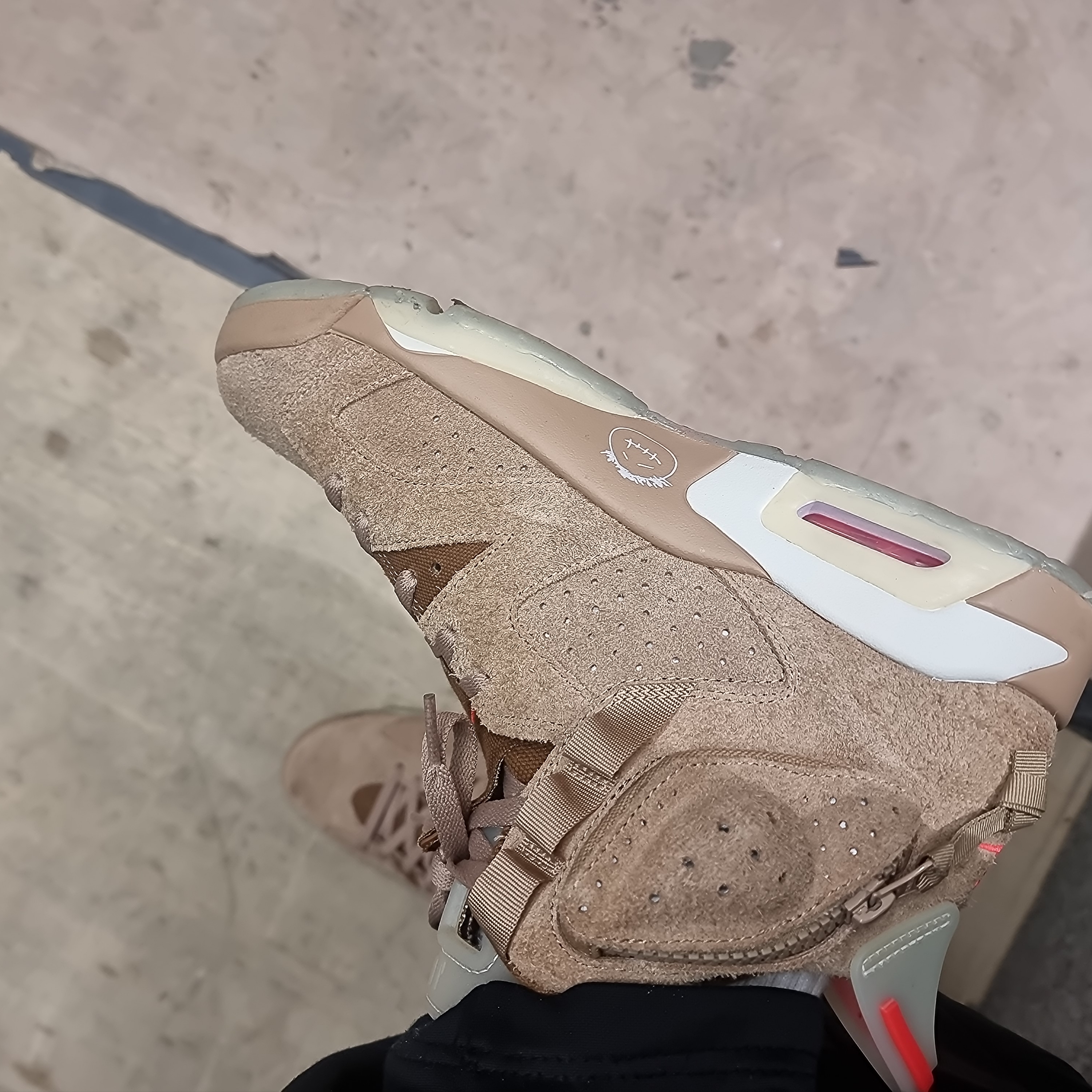 Jordan 6 x Travis Scott Retro SP British Khaki 착용 스타일 - 1