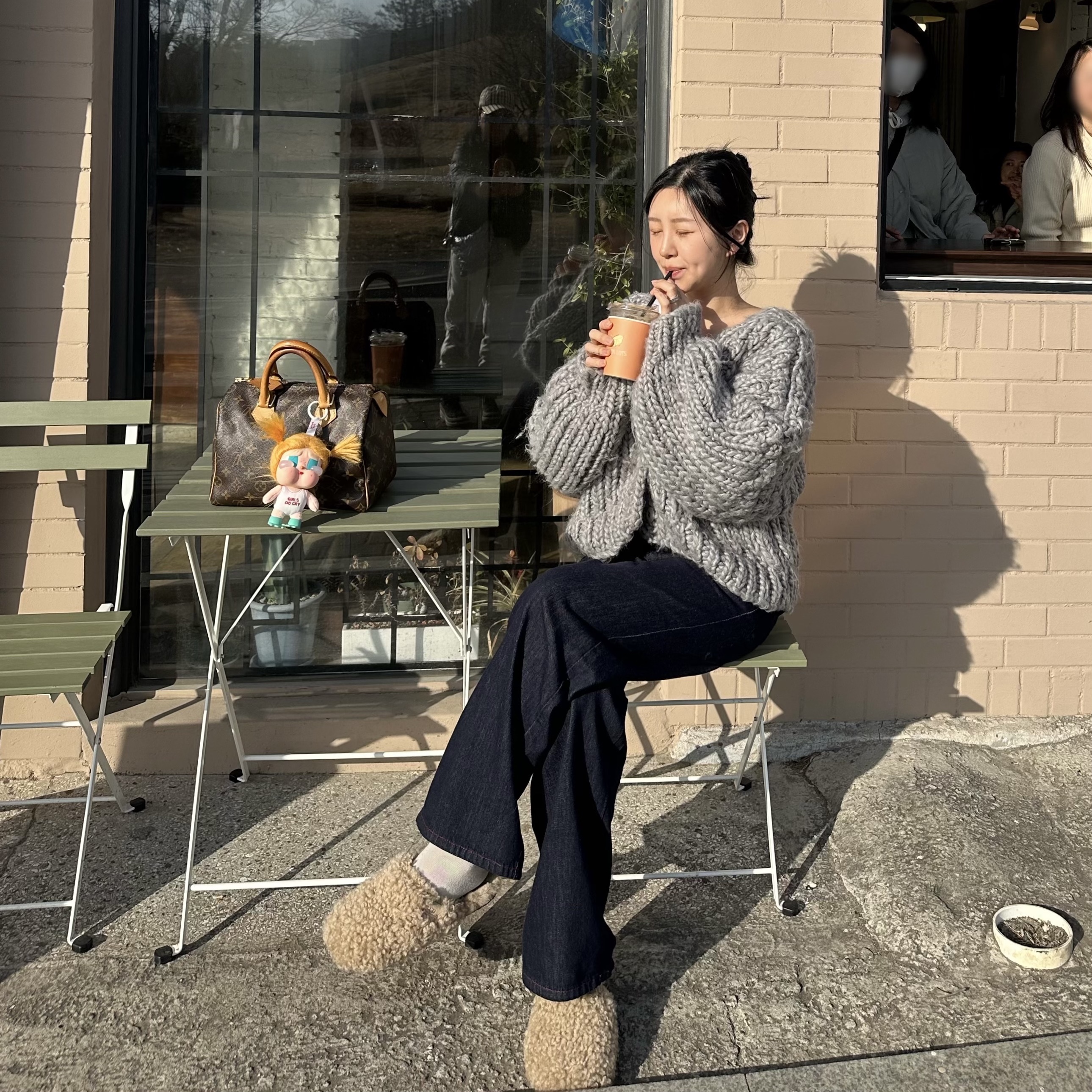 (W) UGG Maxi Curly Slide Sand 착용 스타일 - 1