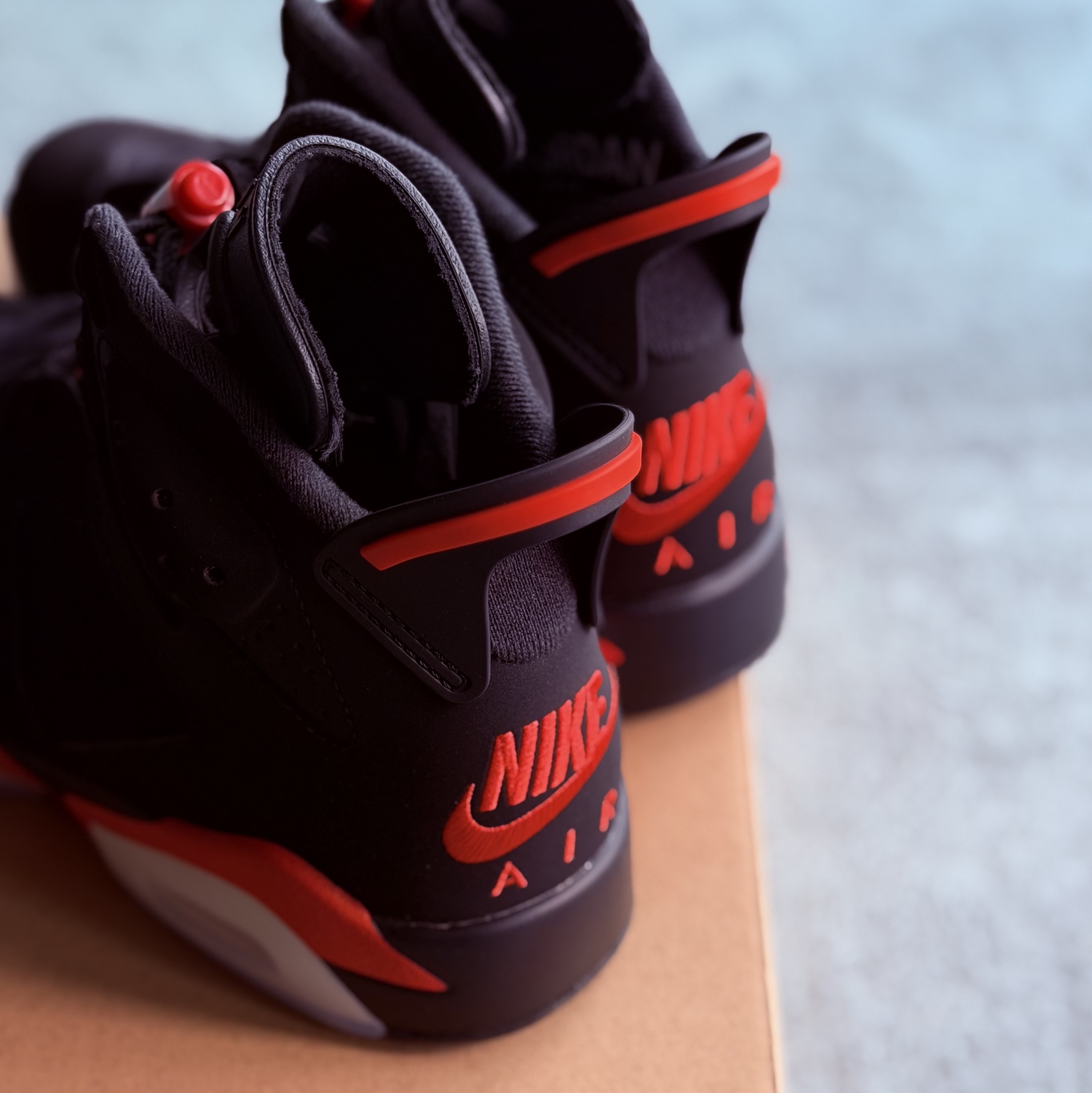 Jordan 6 Retro Infrared Salesman Black and Light Crimson 착용 스타일 - 3