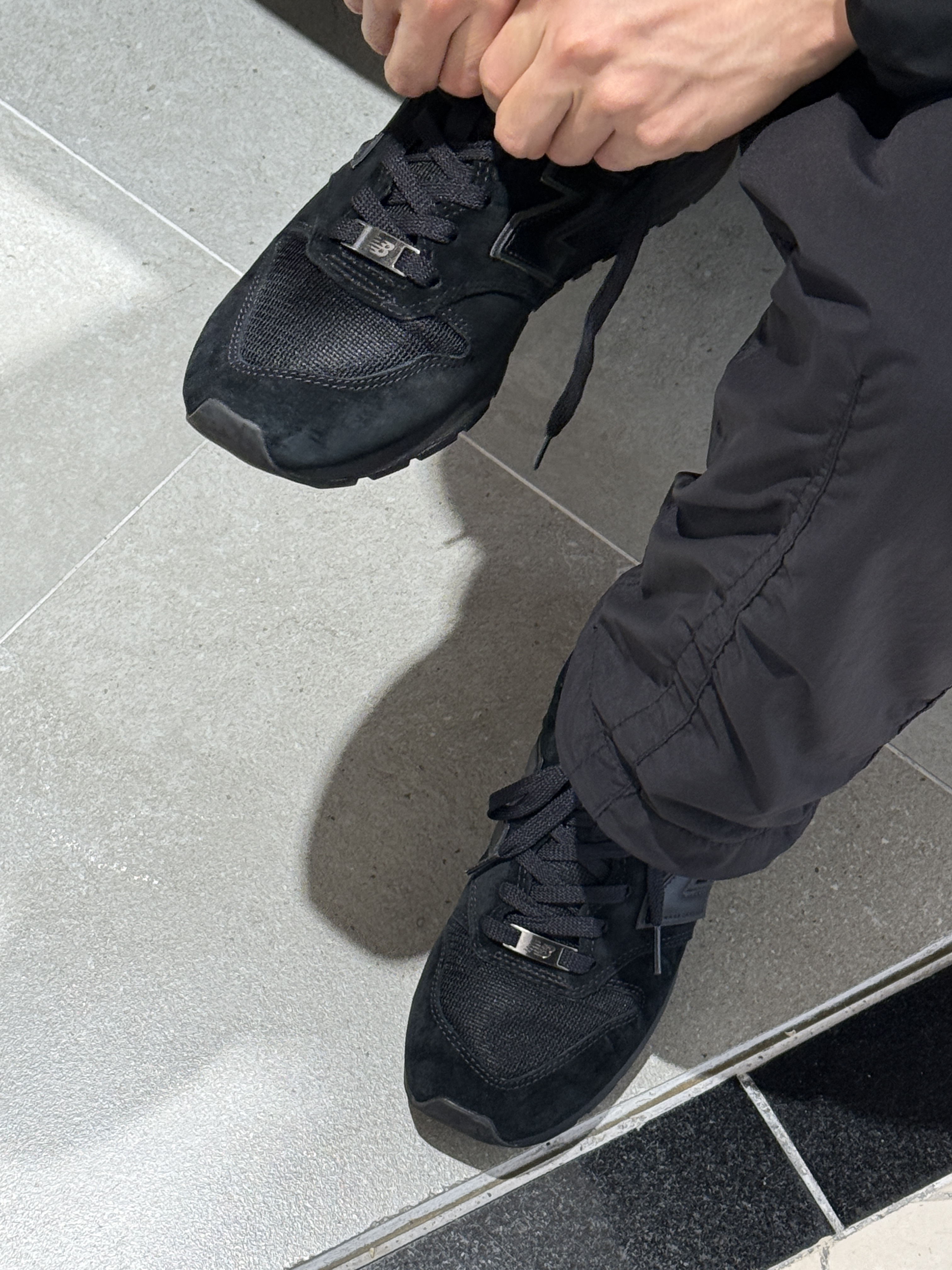 New Balance 996 Triple Black 착용 스타일