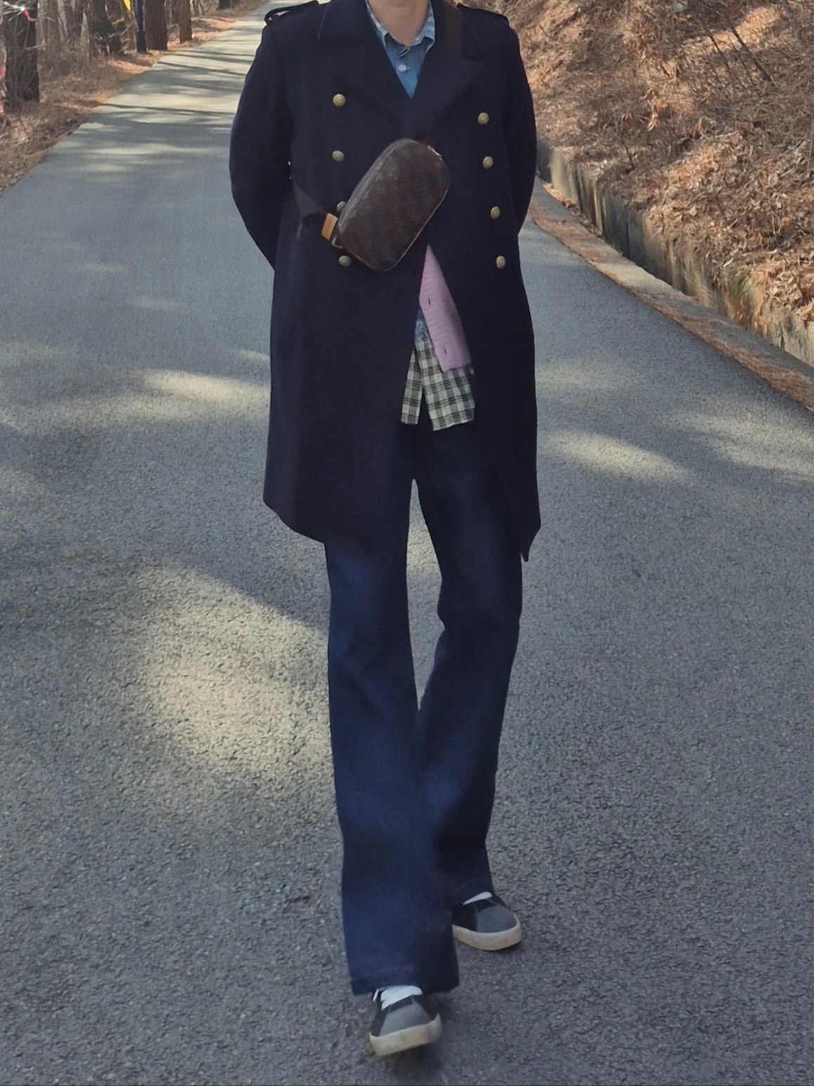 AMI Flared Fit Jeans Indigo, Balmain Double-Breasted Wool Pea Coat Black 착용 스타일 - 2