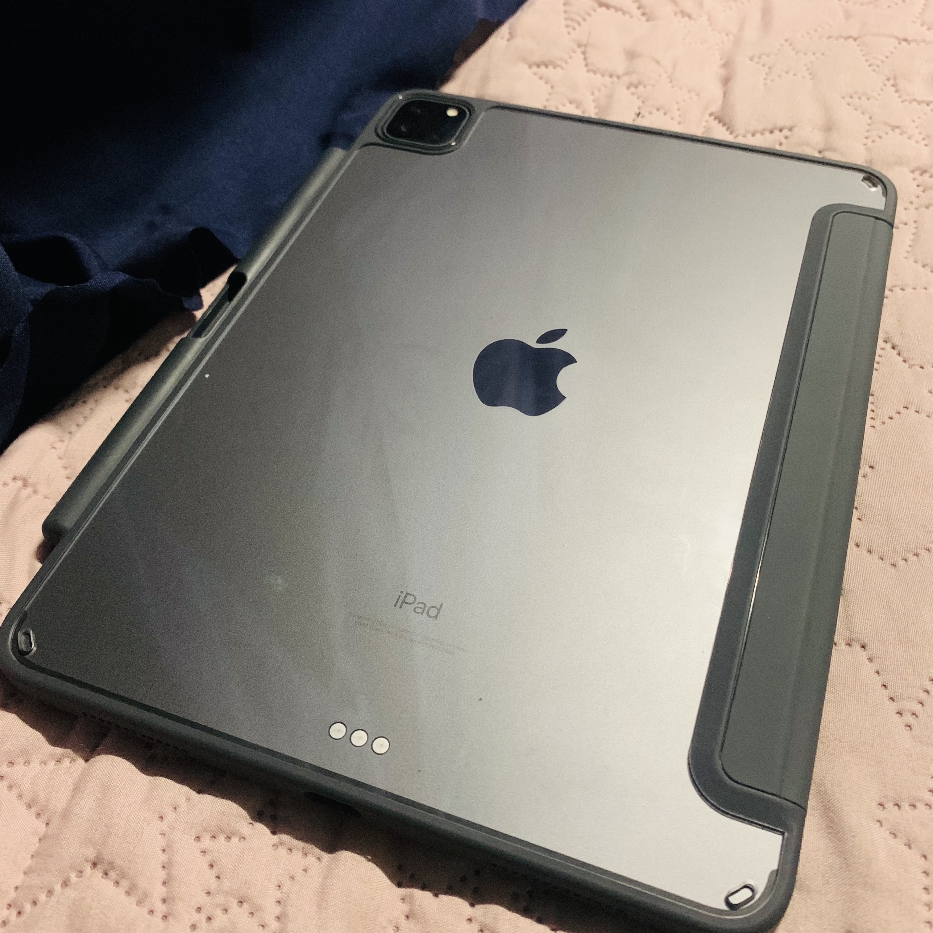 [S등급] Refurbished iPad Pro 11 Gen-3 wifi+cell M1 128GB Spacegray 착용 스타일 - 3