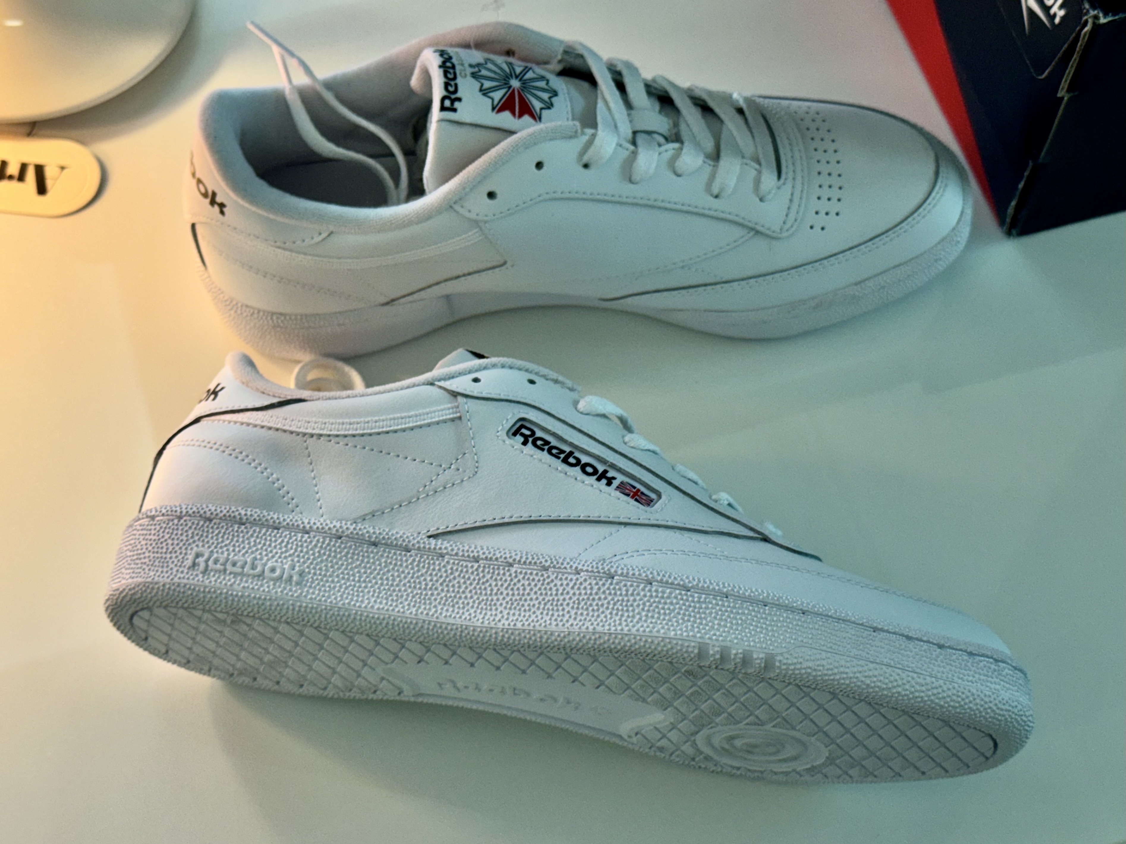 Reebok Club C 85 White, (W) Alo Yoga Accolade Straight Leg Sweatpants Athletic Heather Grey 착용 스타일 - 4
