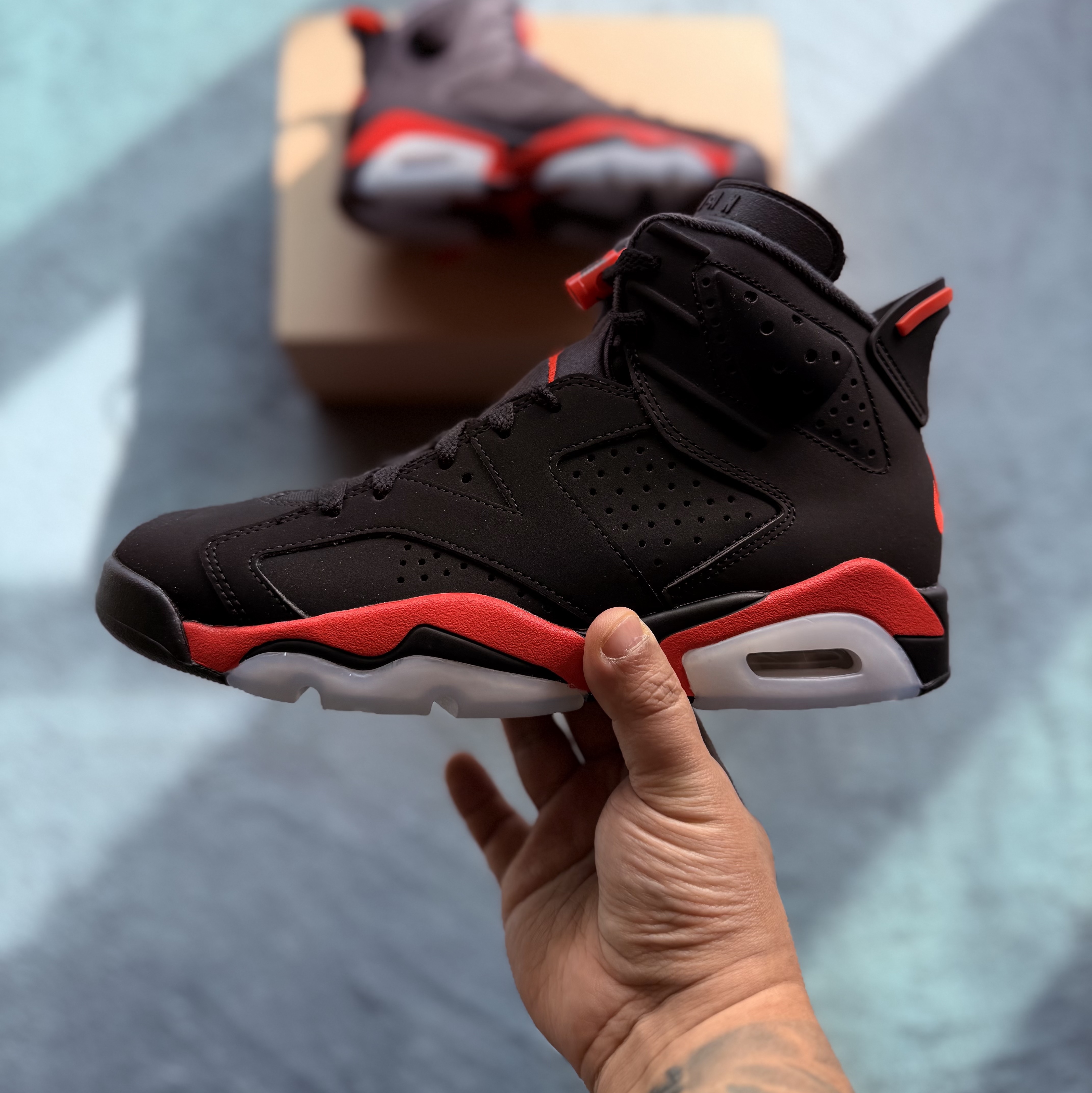 Jordan 6 Retro Infrared Salesman Black and Light Crimson 착용 스타일 - 4