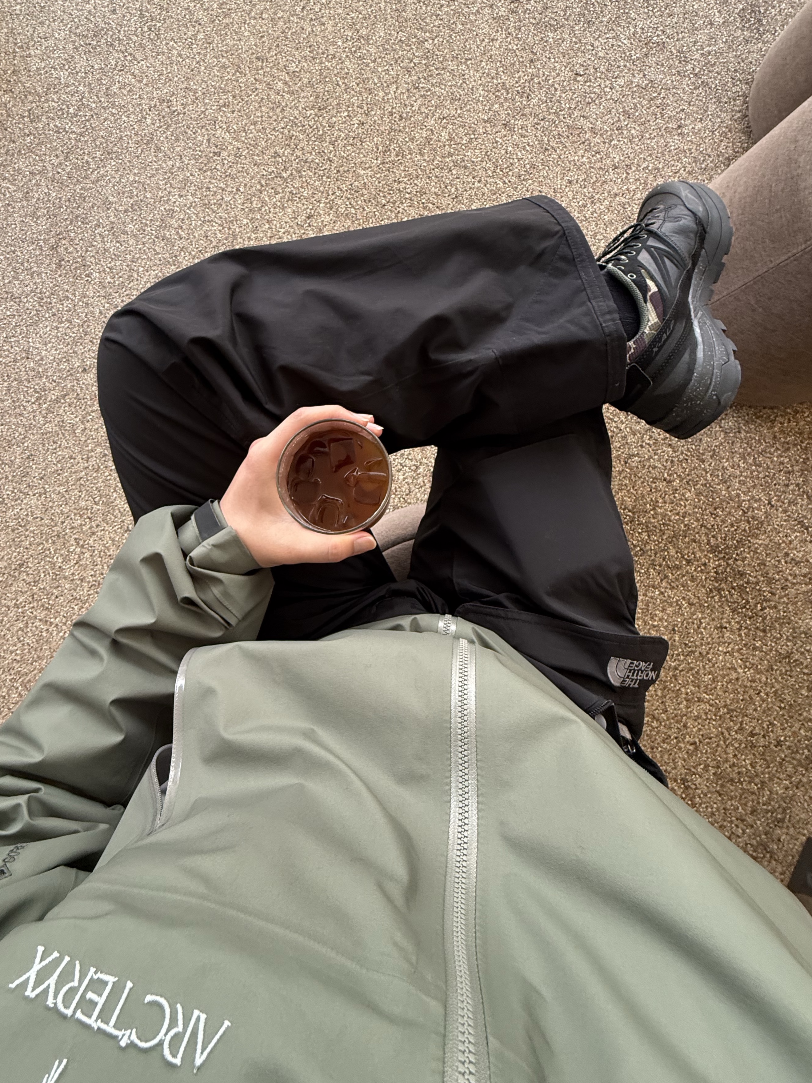 Salomon x Carhartt WIP X-Alp Black, Arc'teryx Beta Jacket Forage 착용 스타일 - 1