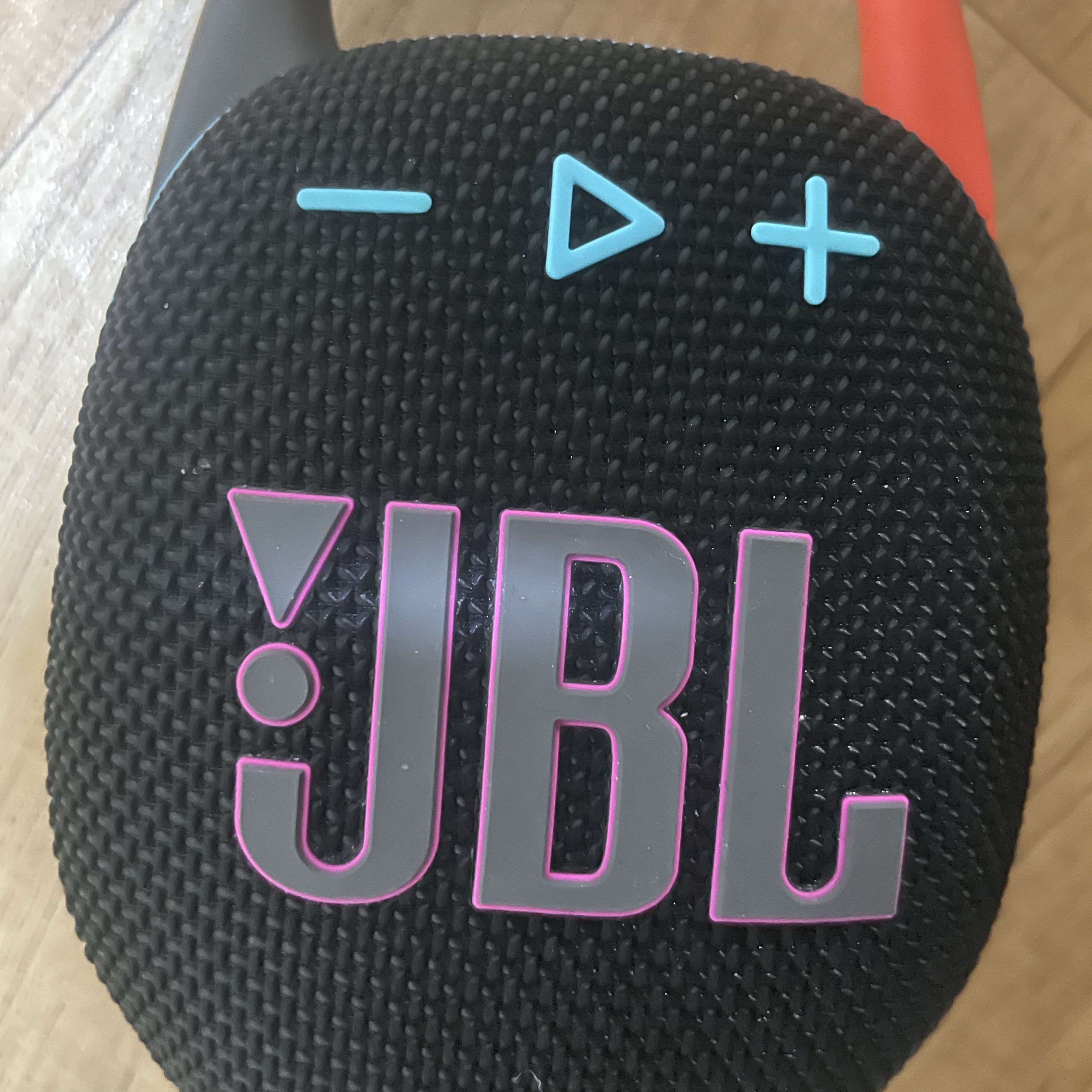 JBL CLIP5 Portable Bluetooth Speaker 착용 스타일