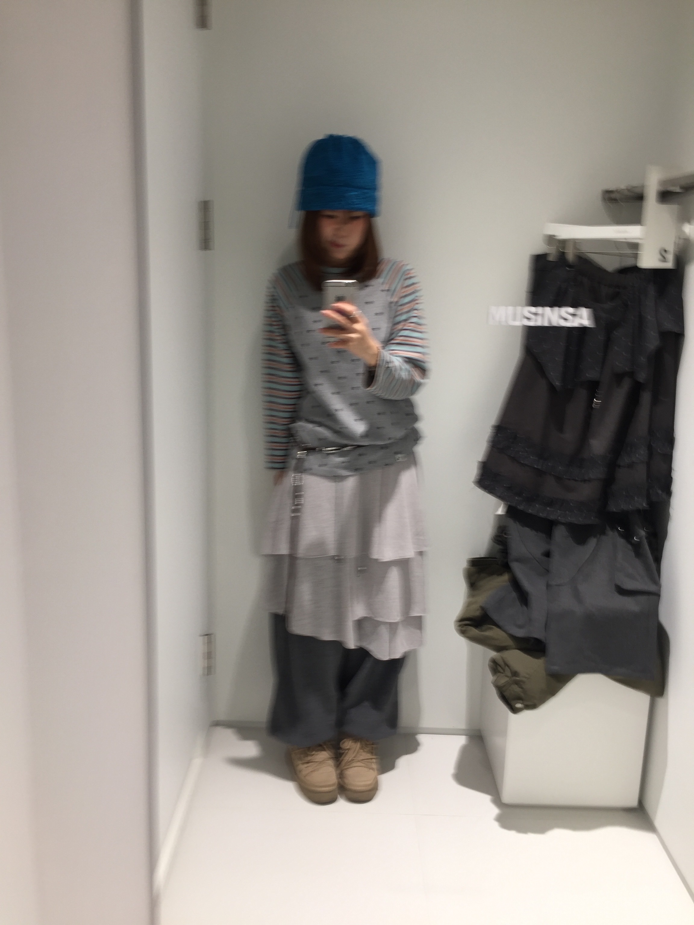 CAVISH Striped Star Raglan LS Tee Grey 착용 스타일 - 2