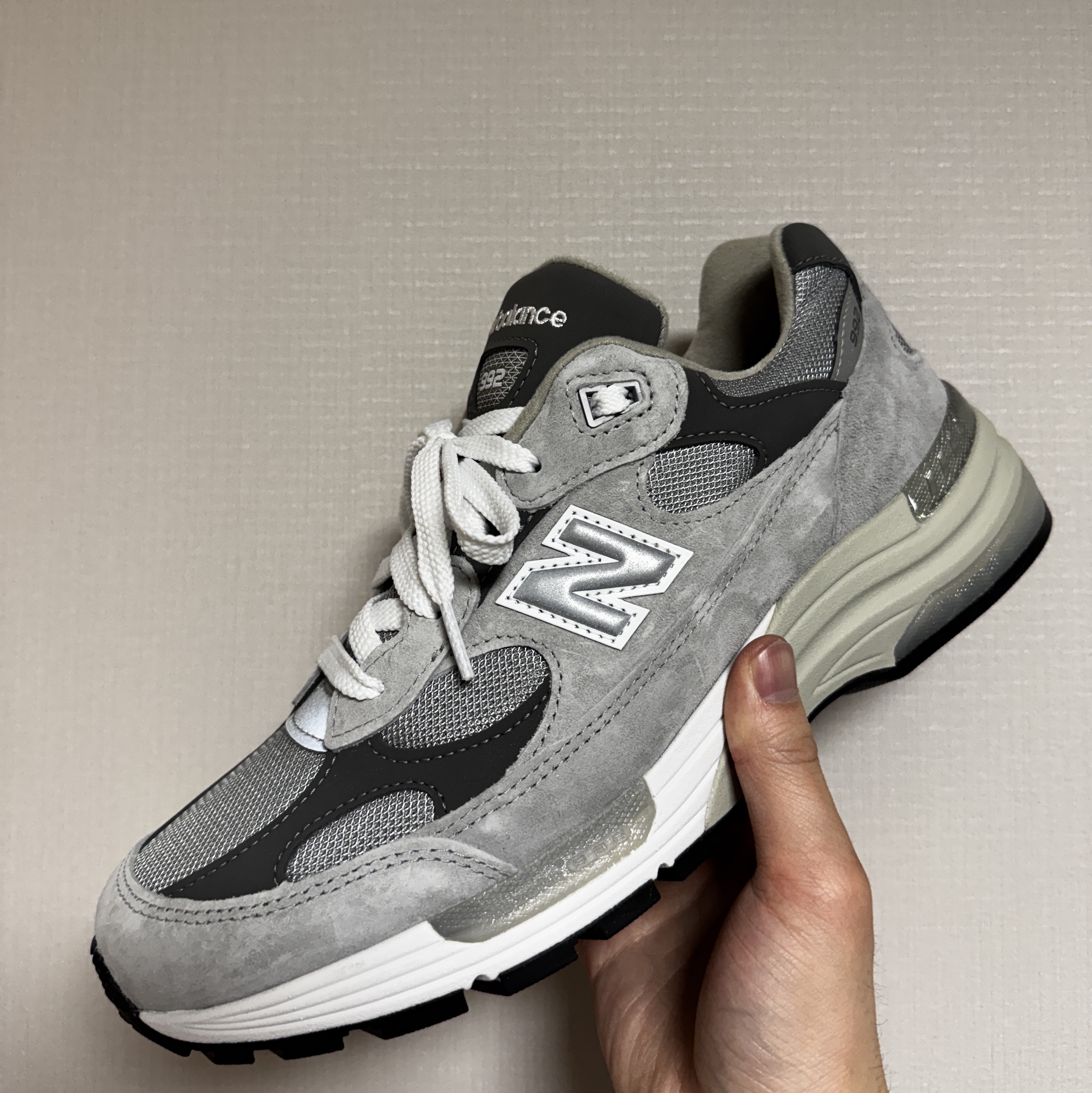 New Balance 992 Made in USA Core Grey Silver Metallic 착용 스타일 - 1