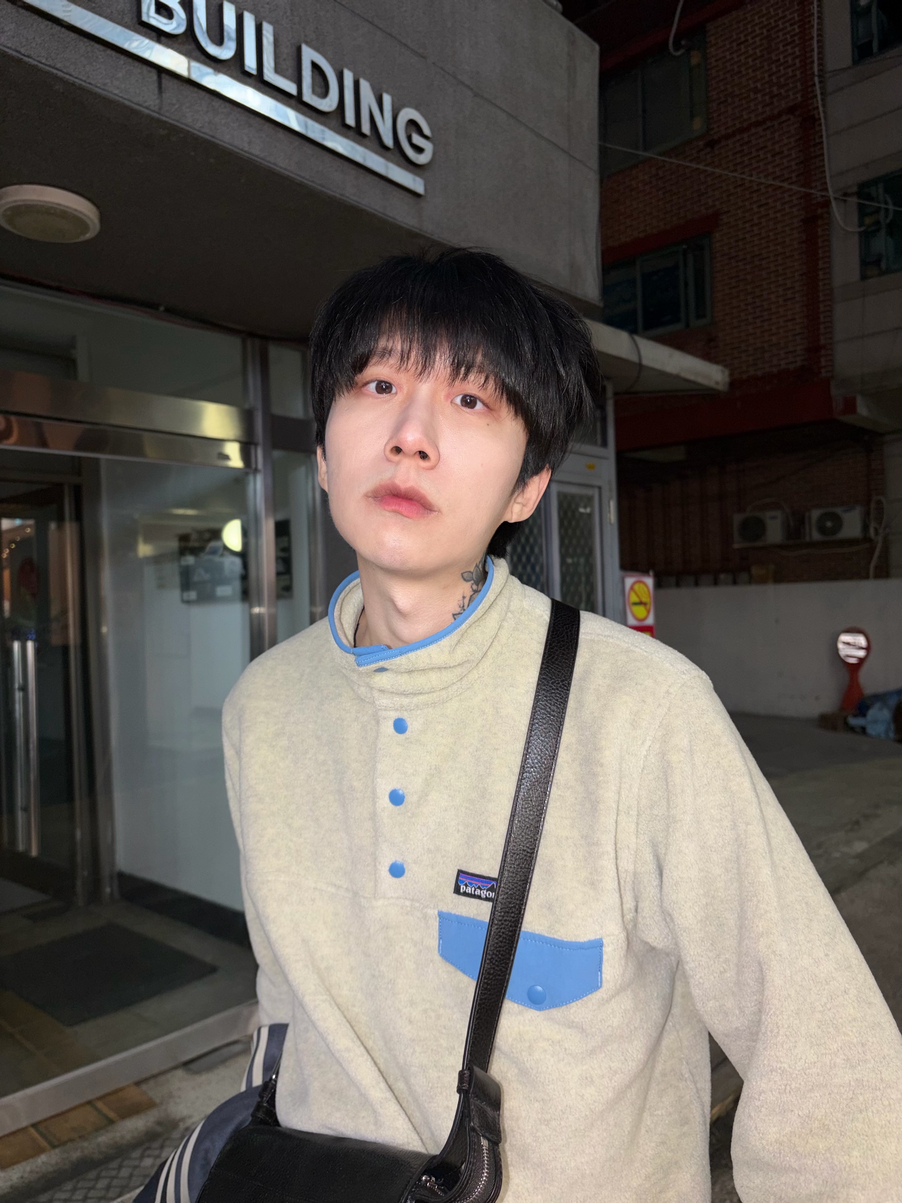 (W) Patagonia Lightweight Synchilla Snap-T Fleece Pullover Oatmeal Heather Vessel Blue, Lemaire Glossy Vegetable Leather Small Gear Bag Espresso 착용 스타일