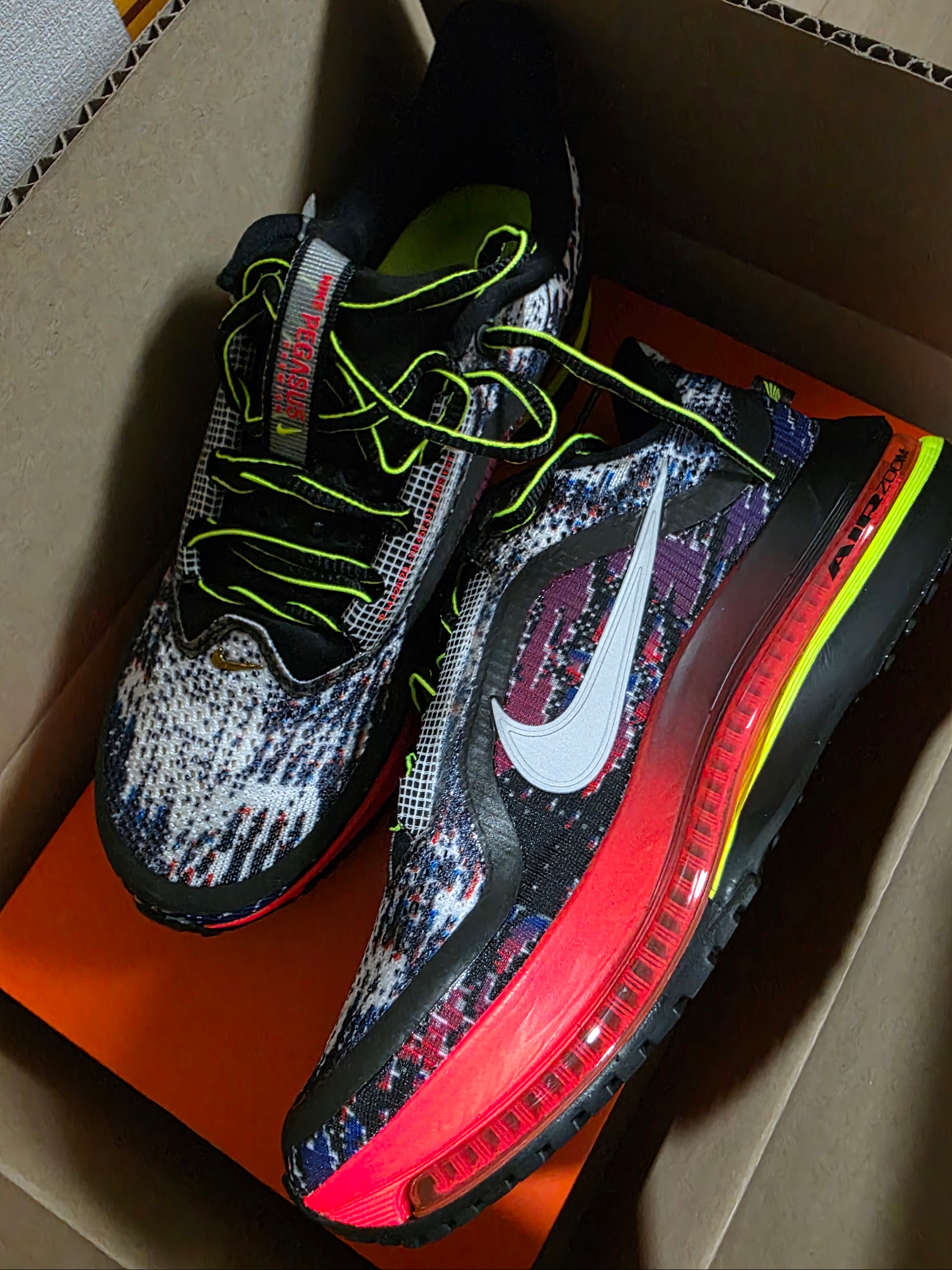 Nike Air Zoom Pegasus Premium Volt Metallic Gold 착용 스타일 - 1