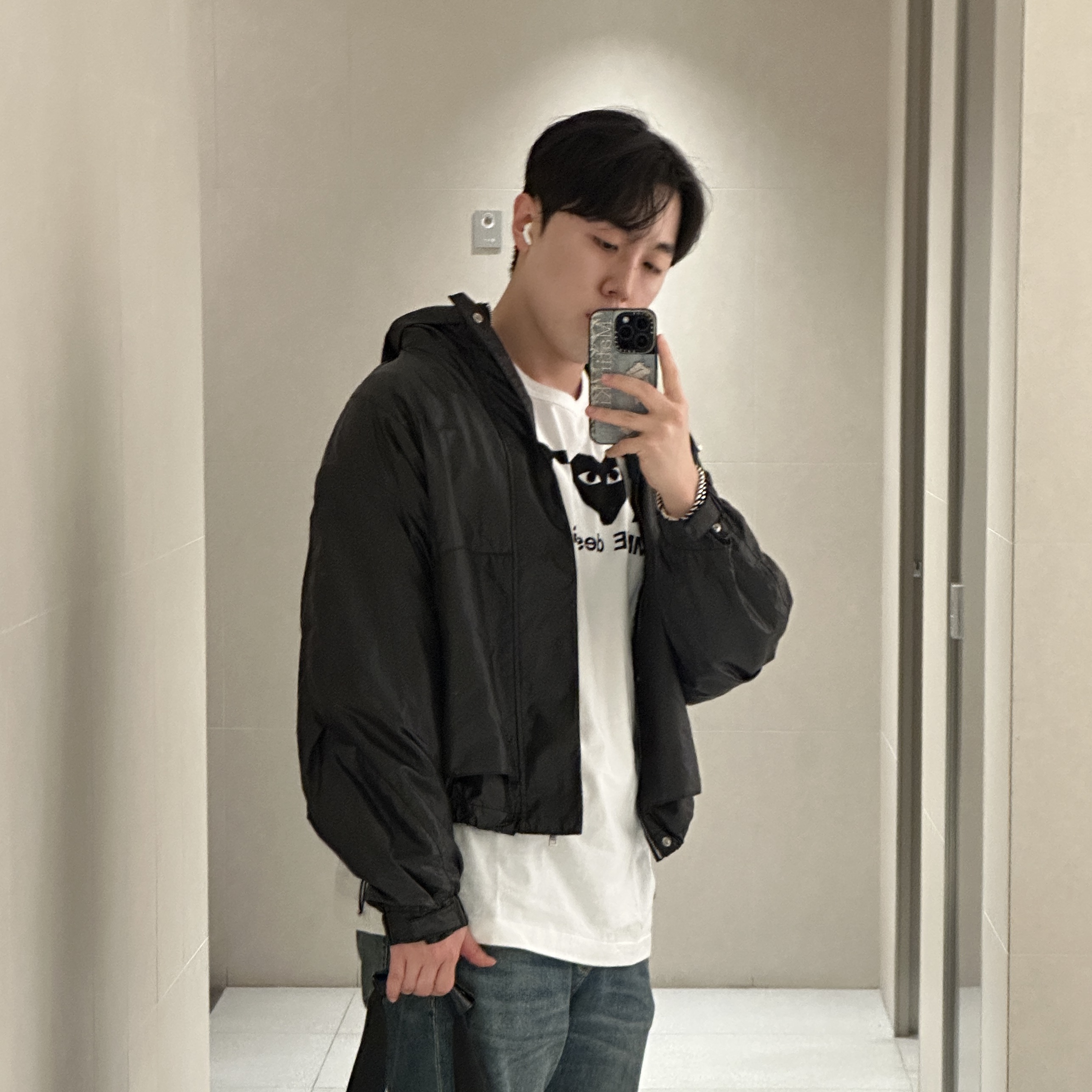 Play Comme des Garcons Printed Logo T-Shirt White 착용 스타일 - 1