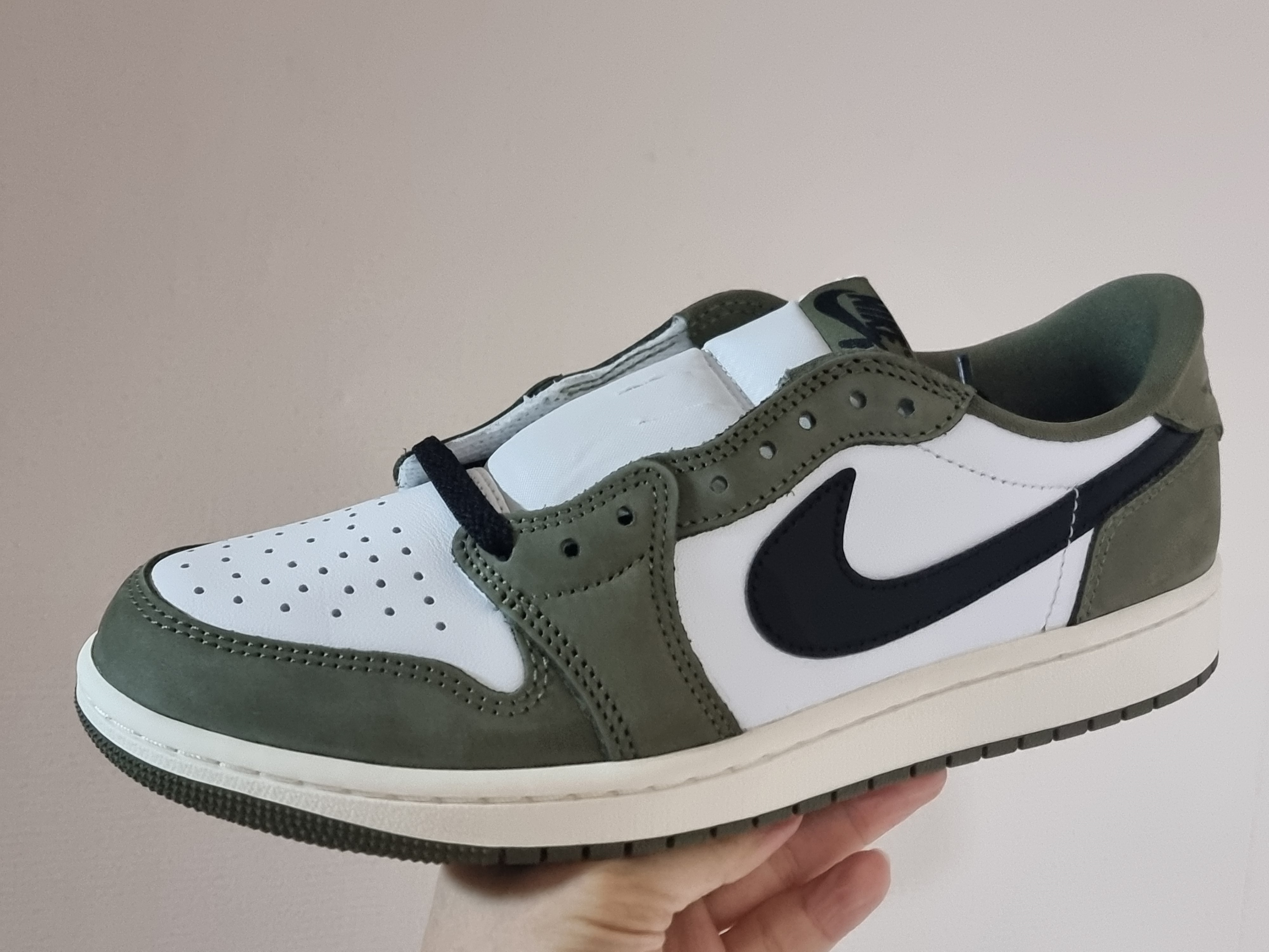 Jordan 1 Retro Low OG Medium Olive and Summit White 착용 스타일