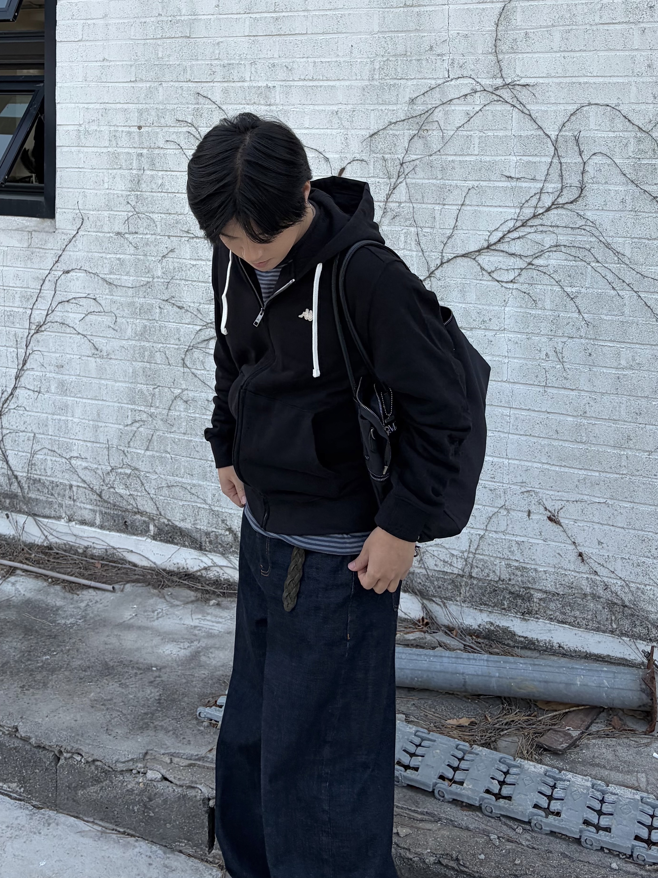 noun Wide Curved Denim Pants One Washed, Salomon x MM6 Maison Margiela XT-4 Mule Black 착용 스타일 - 1