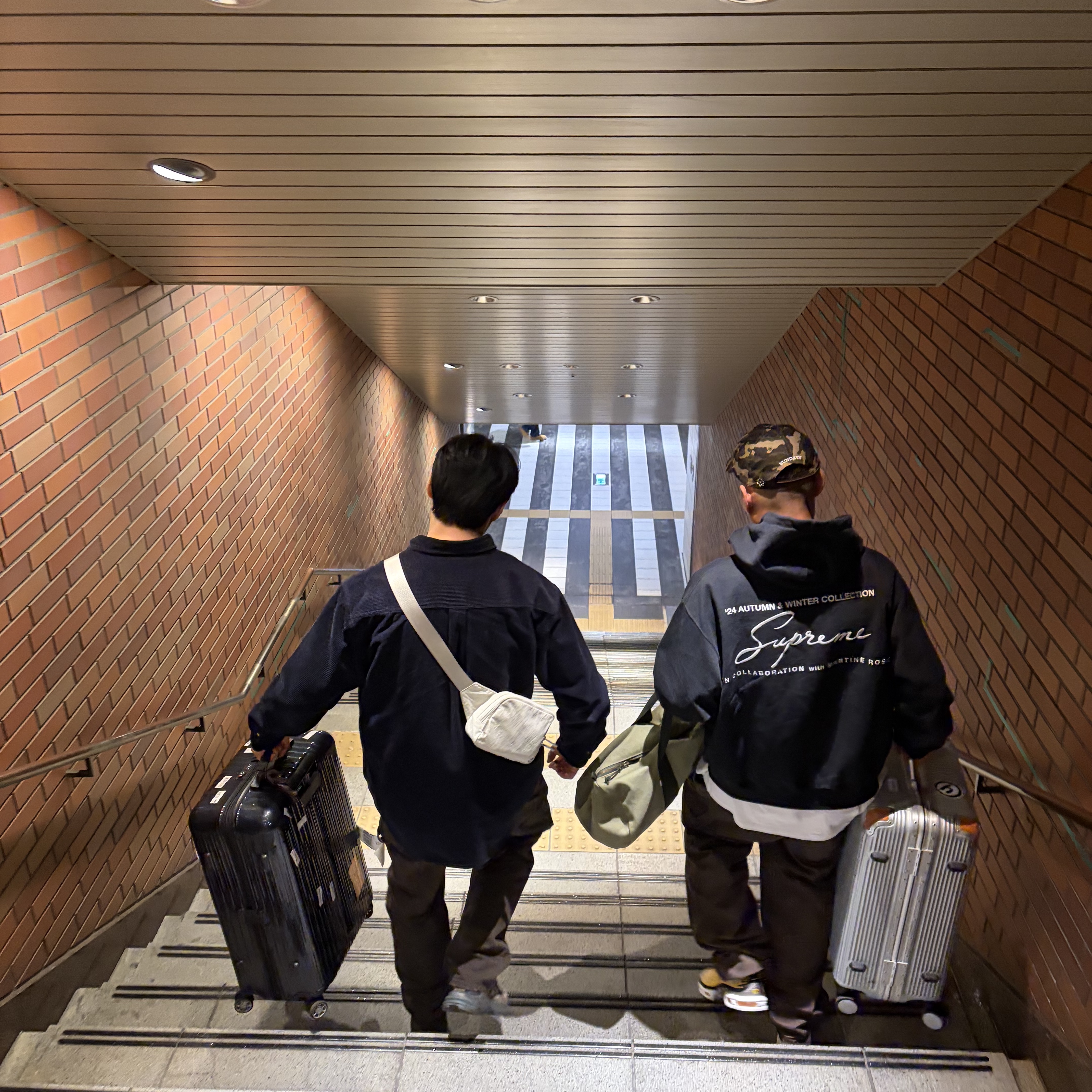 Supreme x Martine Rose Hooded Sweatshirt Black - 24FW, Nike Air Max Plus VII Varsity Maize White 착용 스타일 - 4