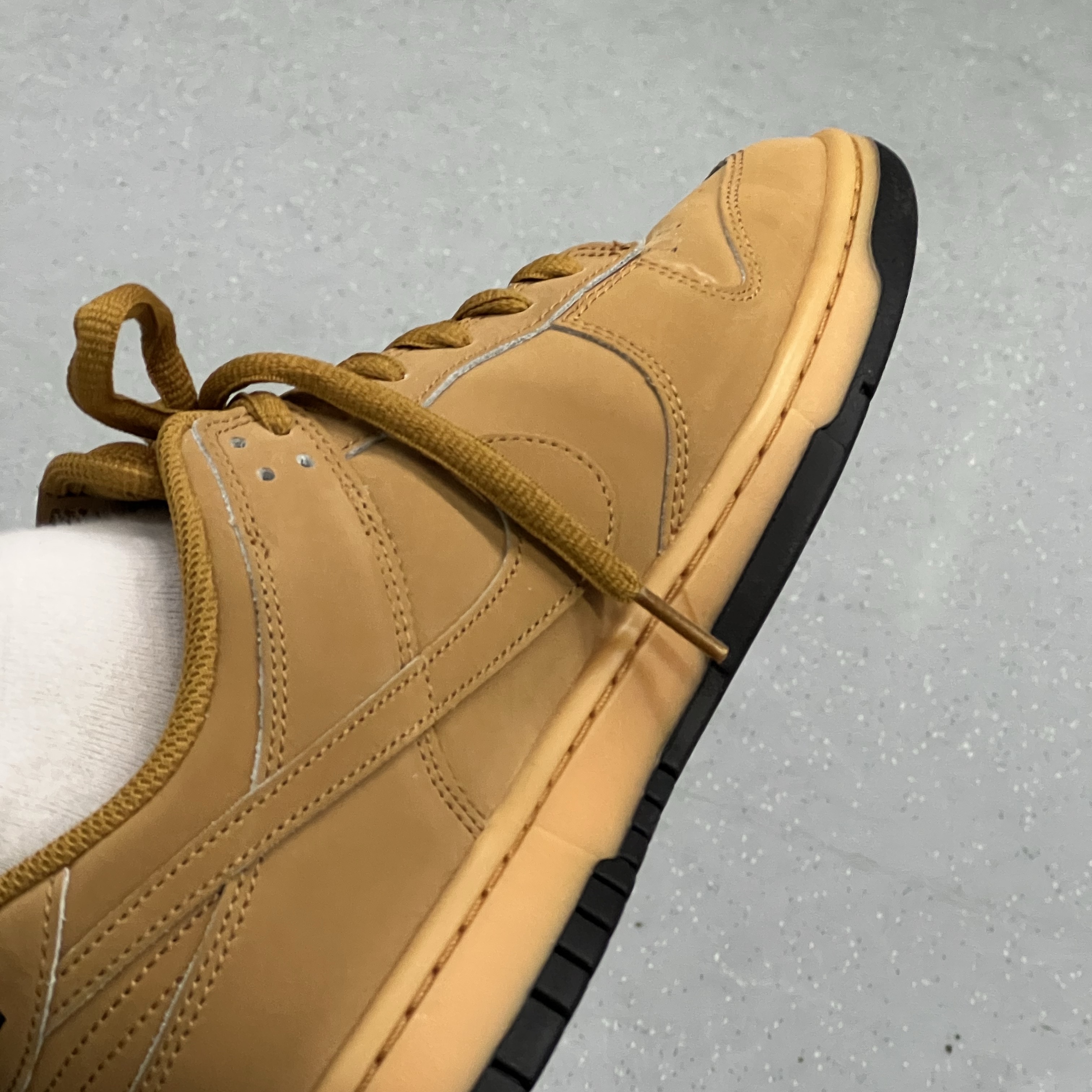 Nike Dunk Low Retro SE Wheat Gum Yellow 착용 스타일 - 1