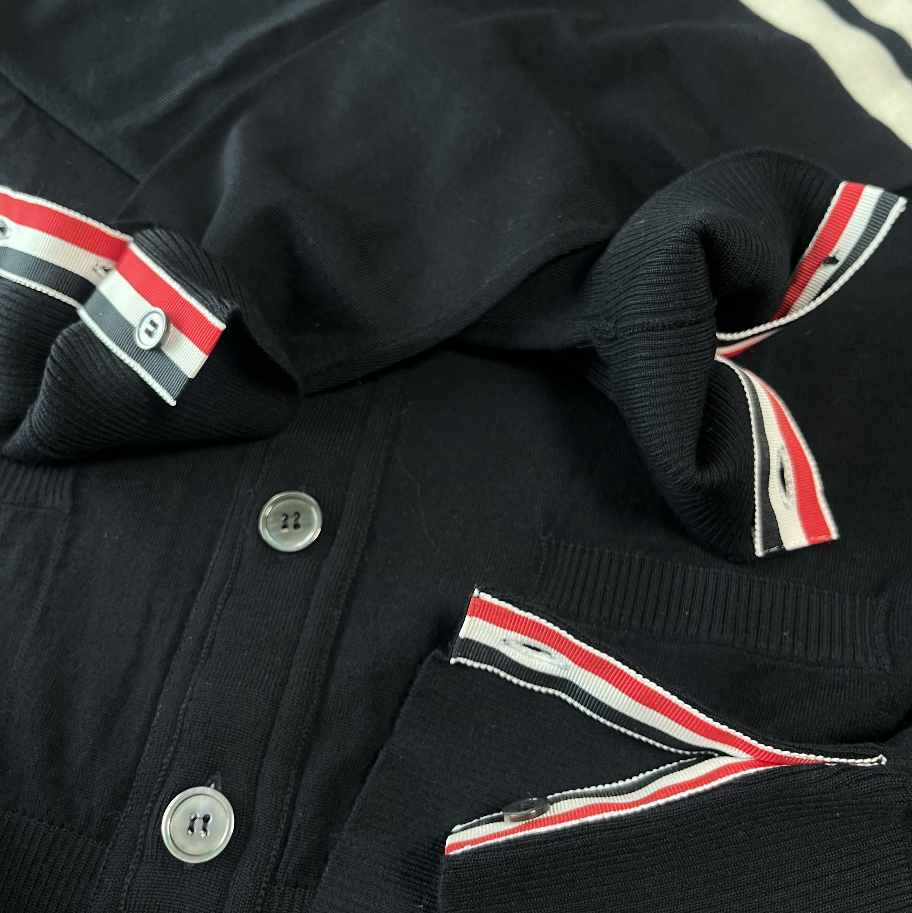 Thom Browne Sustainable Fine Merino Wool 4-Bar Classic Cardigan Navy 착용 스타일 - 2