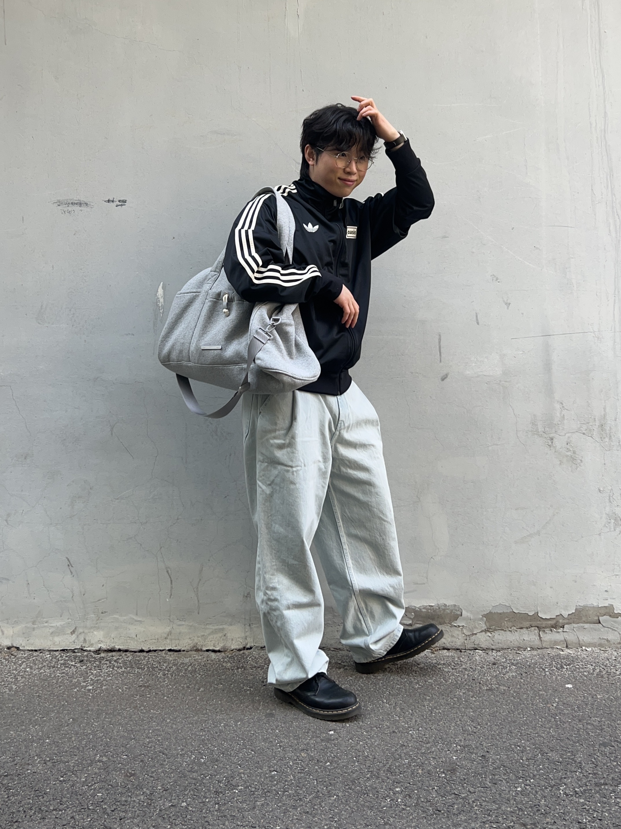 Adidas x Oasis Tour Firebird Track Top Black - KR Sizing, Champion x Rawrow String Boston Bag Grey 착용 스타일 - 1