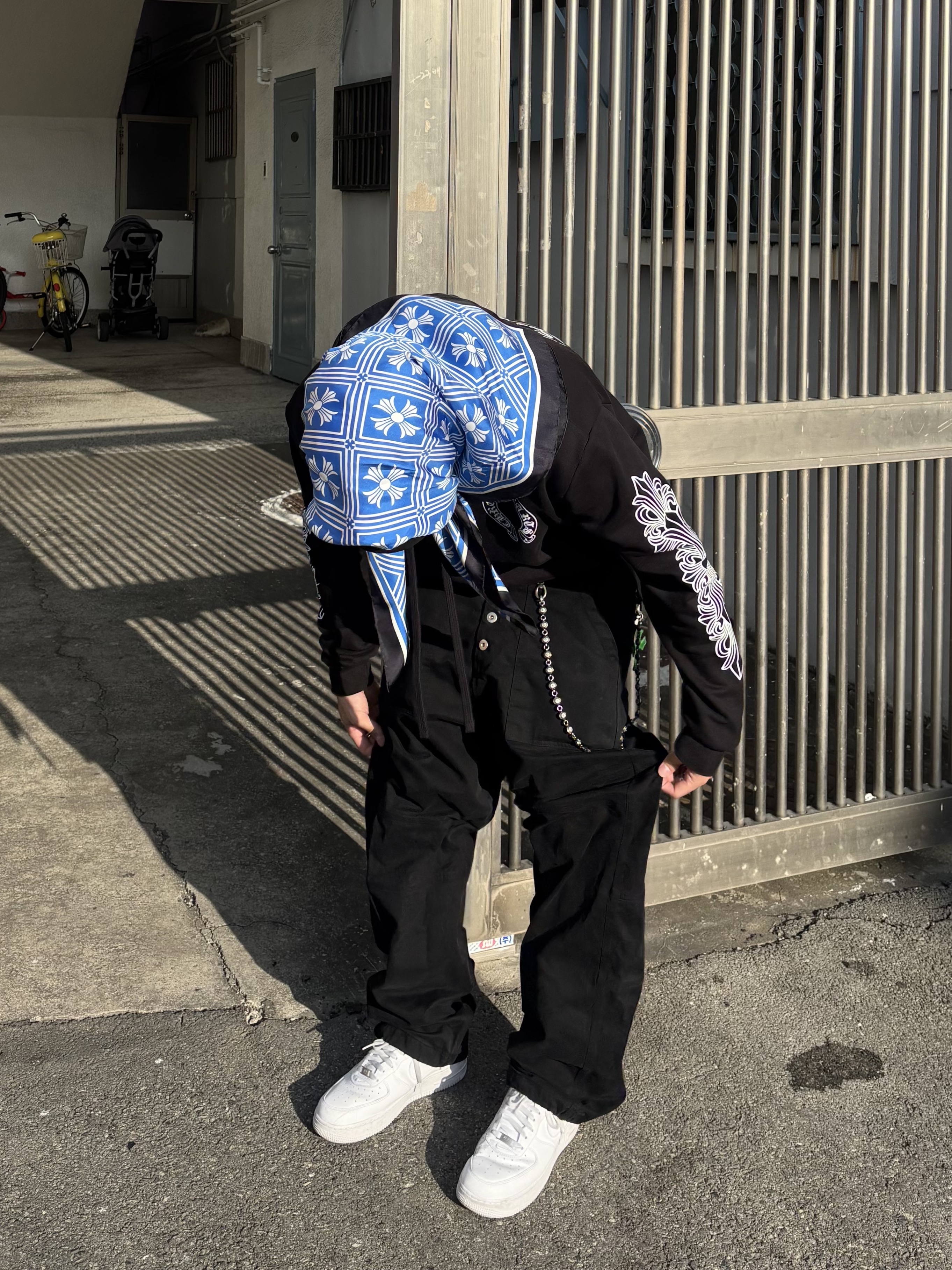 Chrome Hearts Silk Scarf Blue, Chrome Hearts Horseshoe Floral Hoodie Black 착용 스타일 - 2