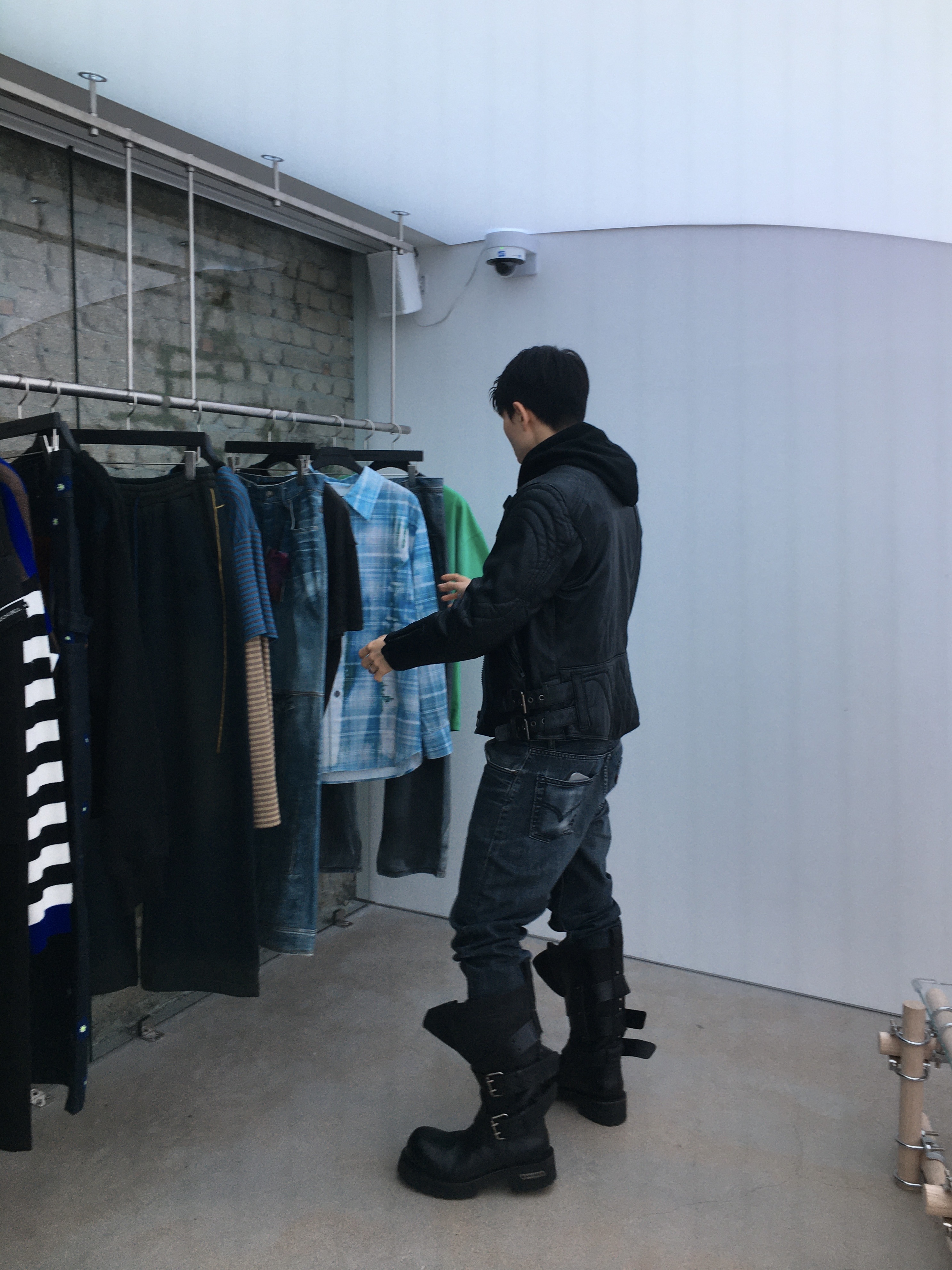 Balenciaga Venom High Boot Black 착용 스타일 - 1