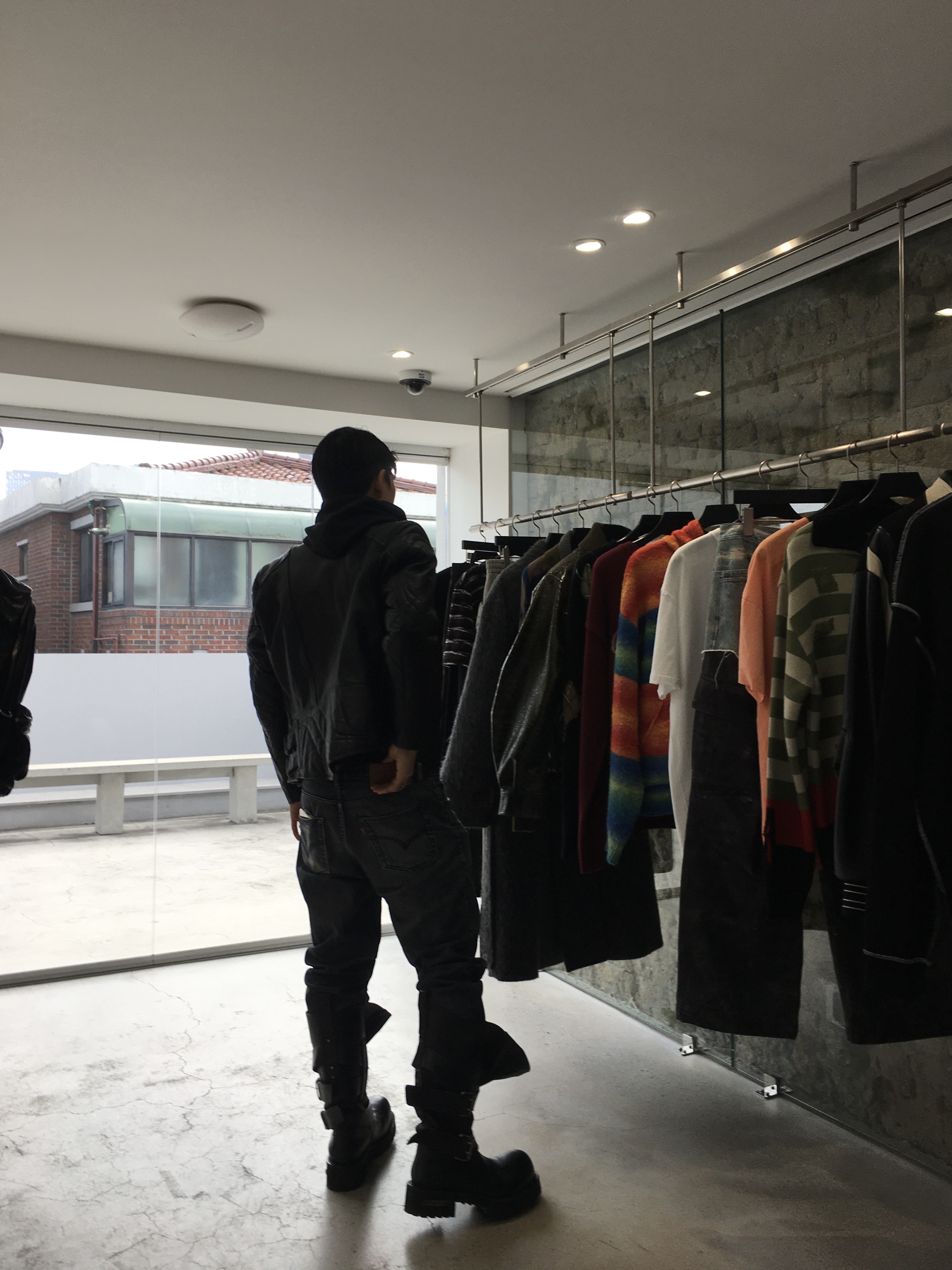 Balenciaga Venom High Boot Black 착용 스타일 - 2