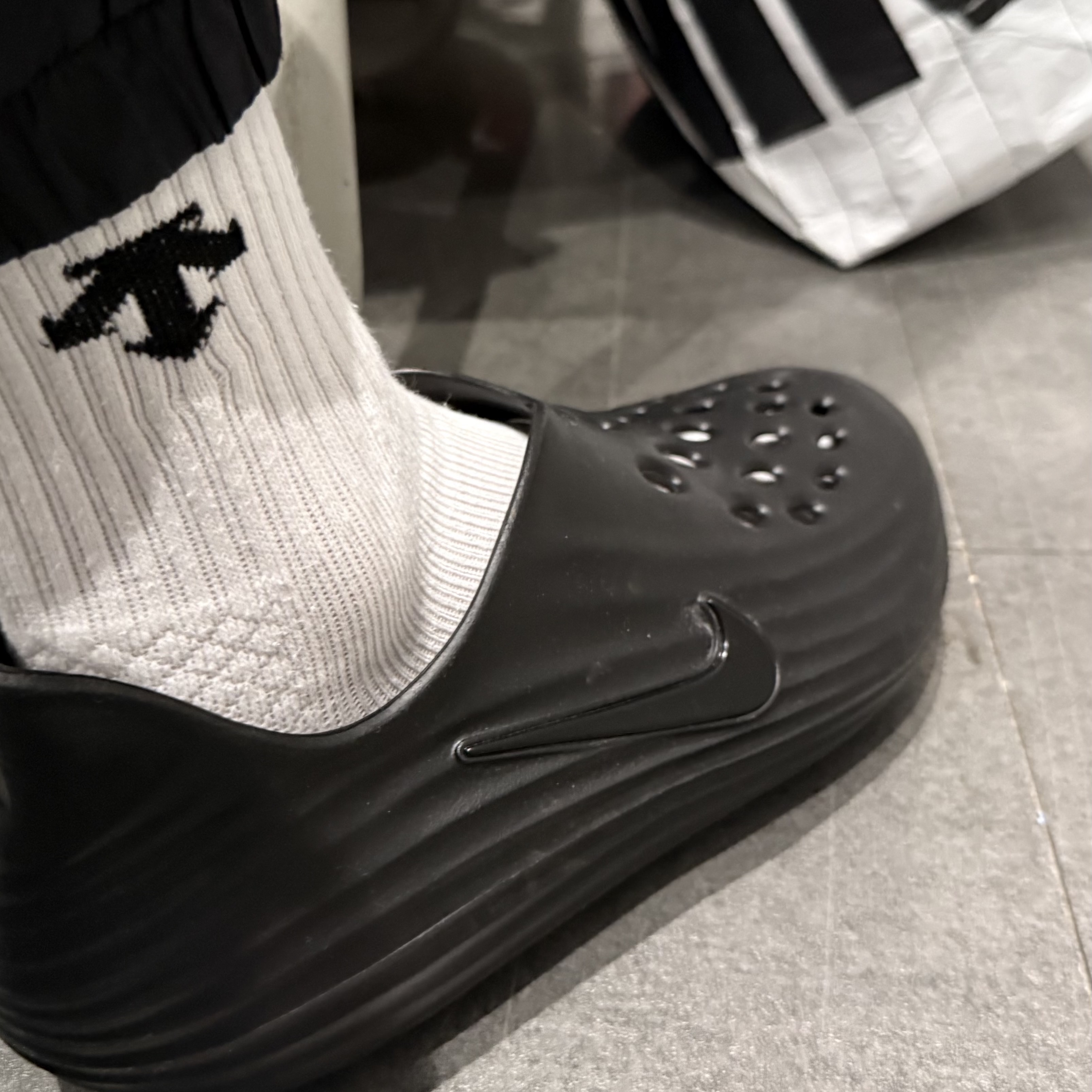 Nike ReactX Rejuven8 Triple Black 착용 스타일