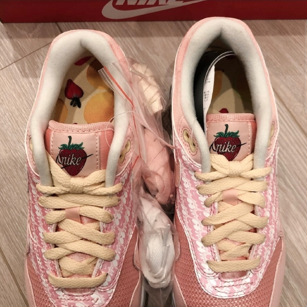 Nike Air Max 1 Premium Strawberry Lemonmade 착용 스타일