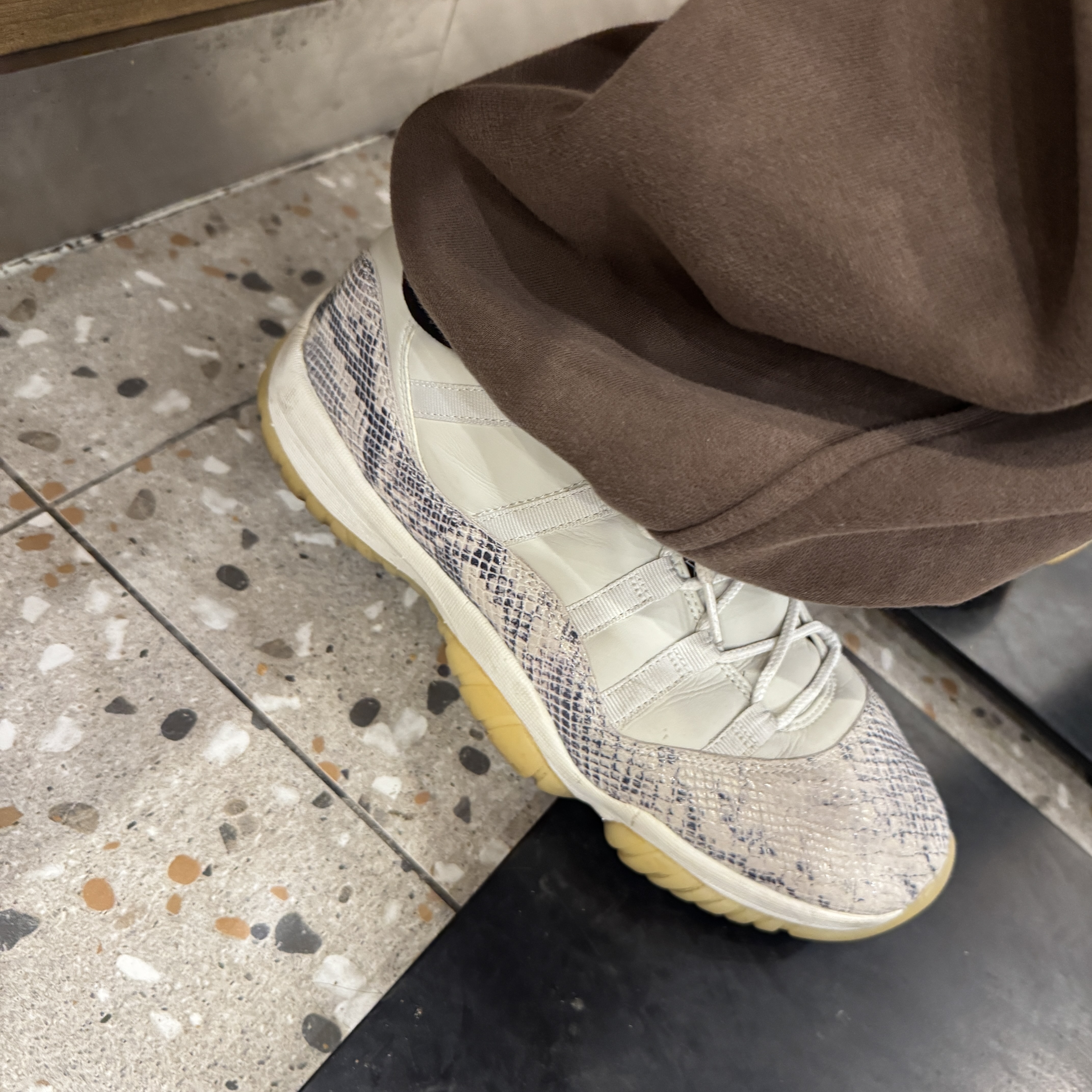 Jordan 11 Retro Low Snake Light Bone 착용 스타일 - 1
