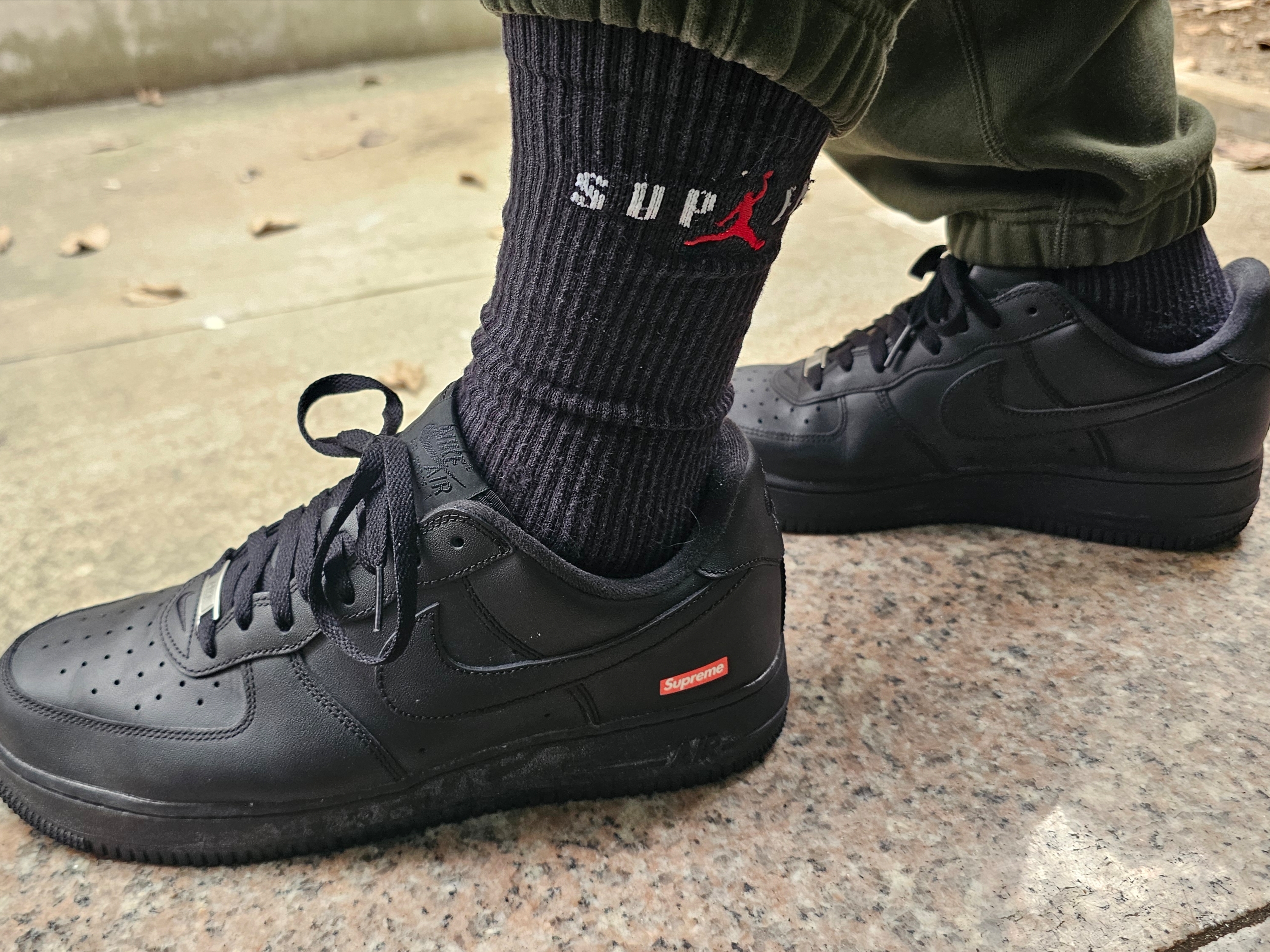 Nike x Supreme Air Force 1 Low Black, Supreme x Jordan Crew Socks Black (2 Pack) - 24FW 착용 스타일