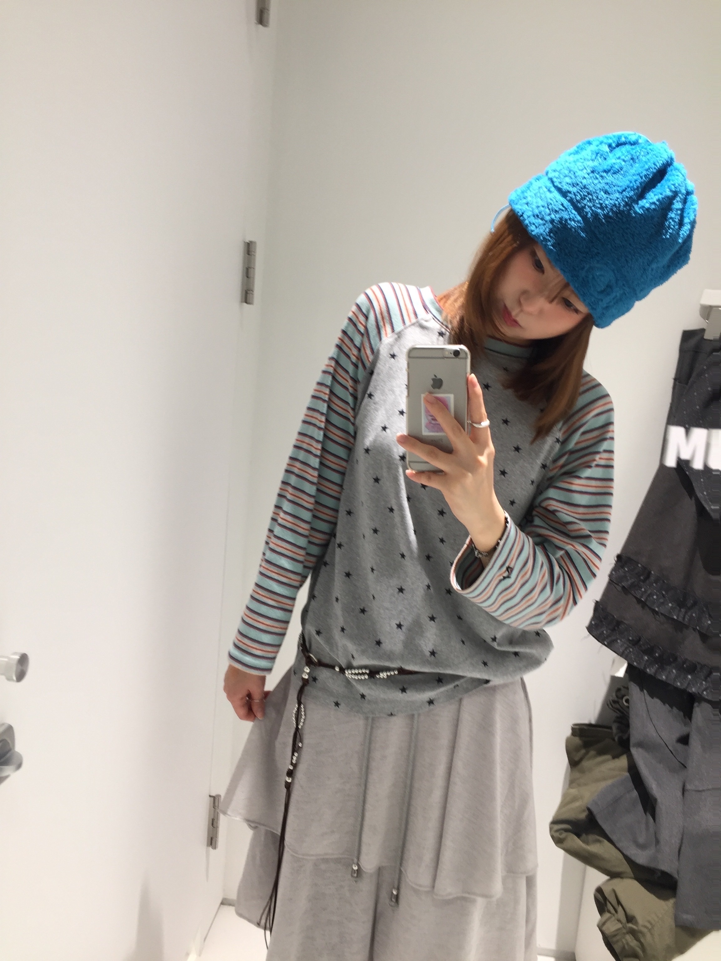 CAVISH Striped Star Raglan LS Tee Grey 착용 스타일 - 1