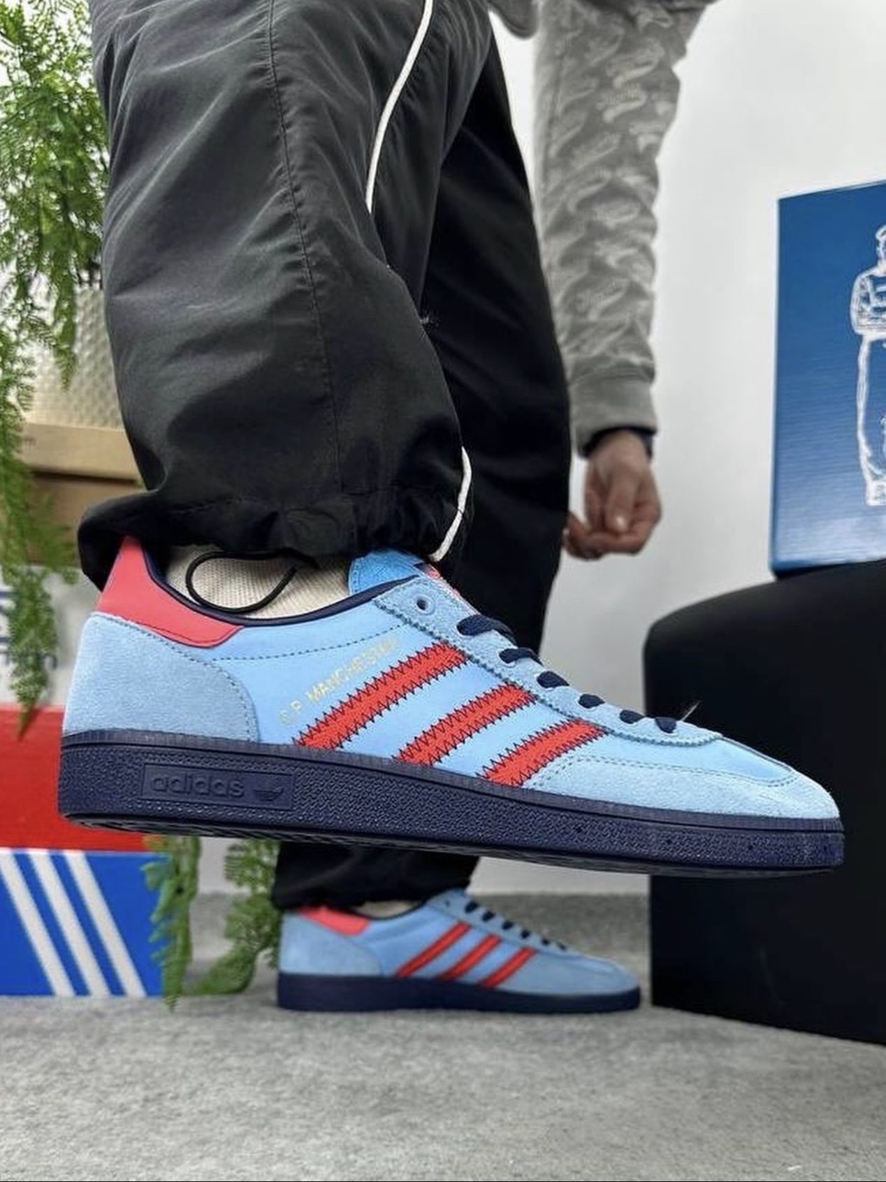 Adidas x C.P. Company Manchester Spezial Light Blue Bright Red 착용 스타일 - 2