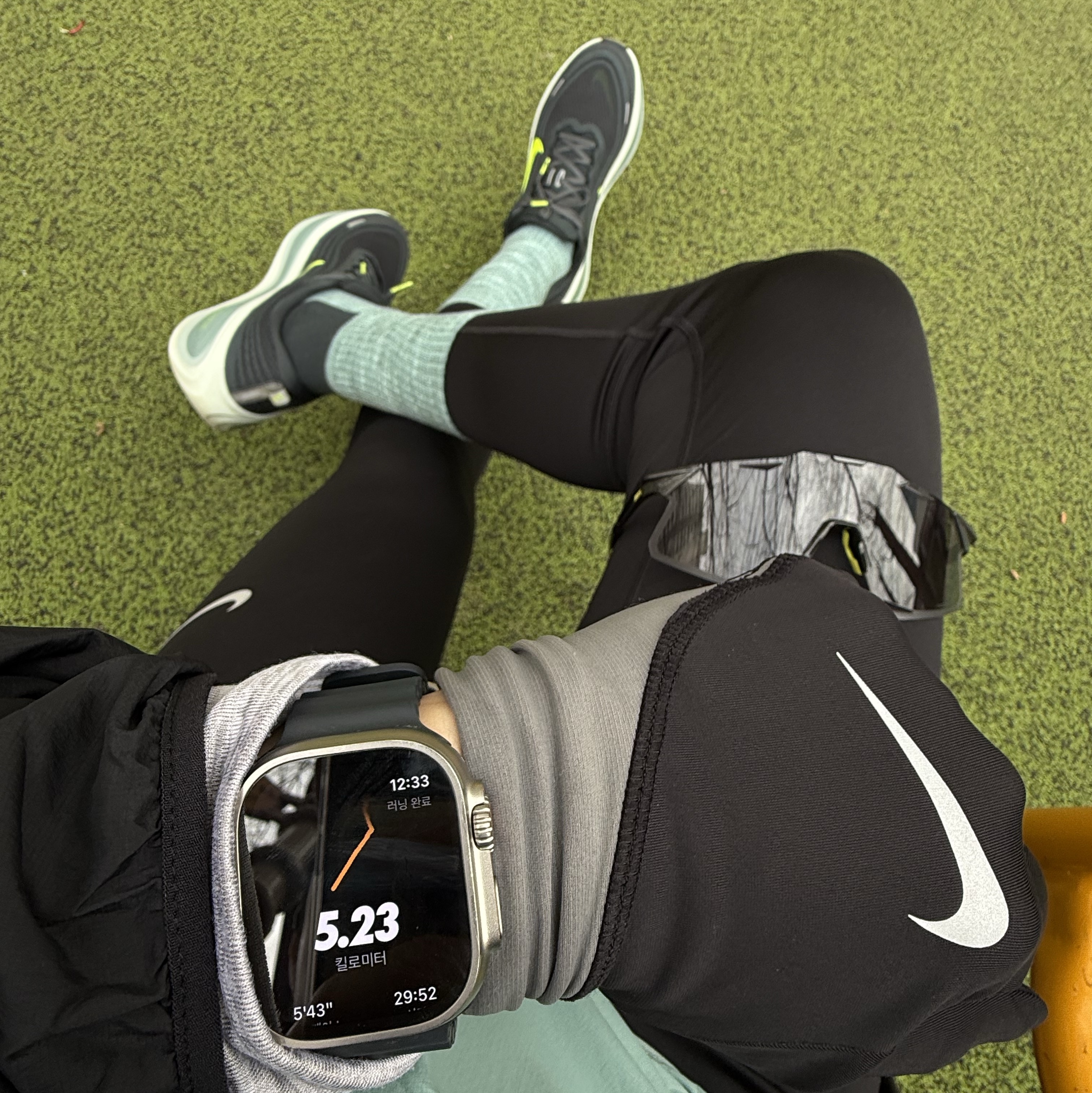 Nike Vomero Plus Seaweed Cannon, Nike Pacer Lightweight Running Gloves Black 착용 스타일