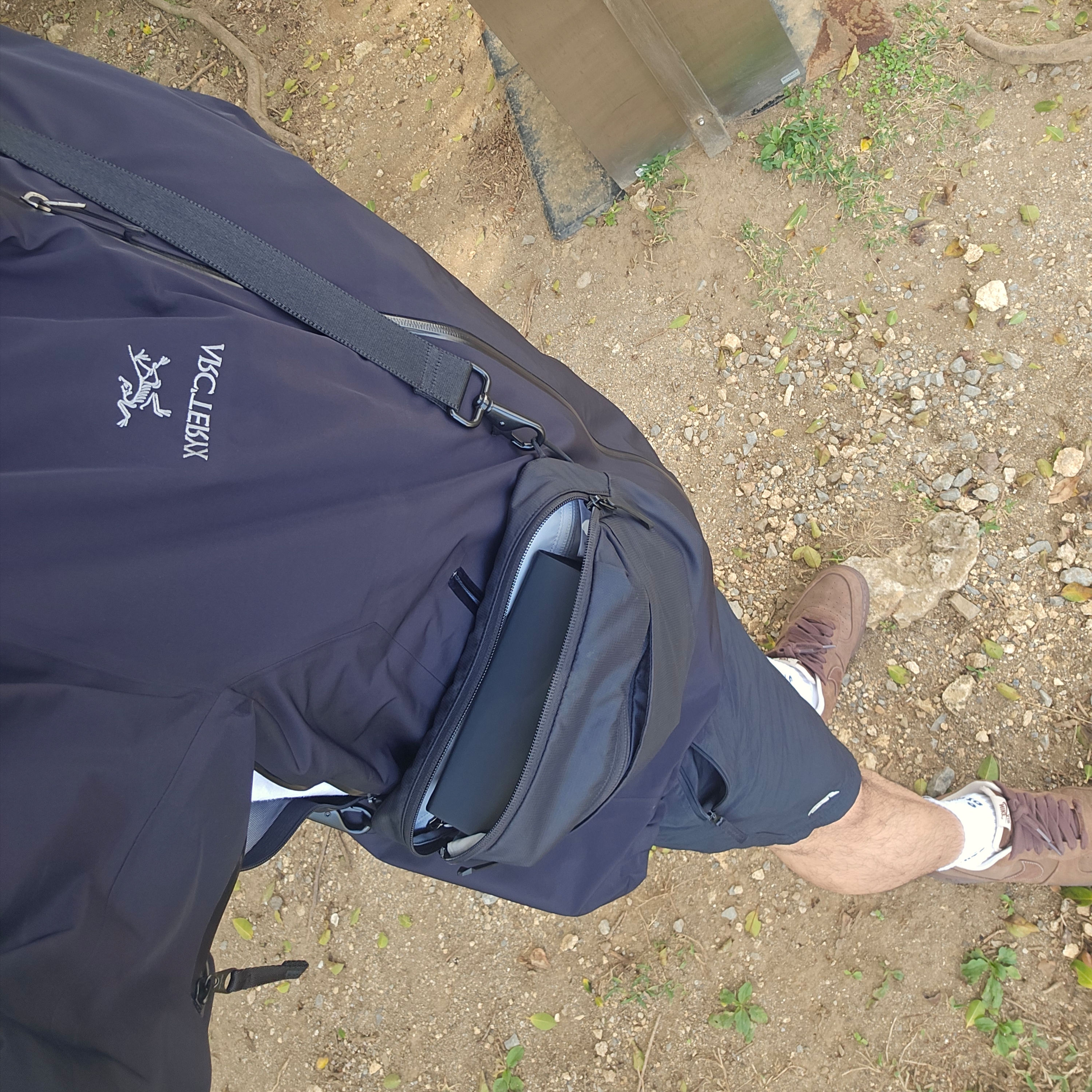 Arc'teryx Beta LT Jacket Black, Arc'teryx Heliad 6 Crossbody Bag Black 착용 스타일 - 2