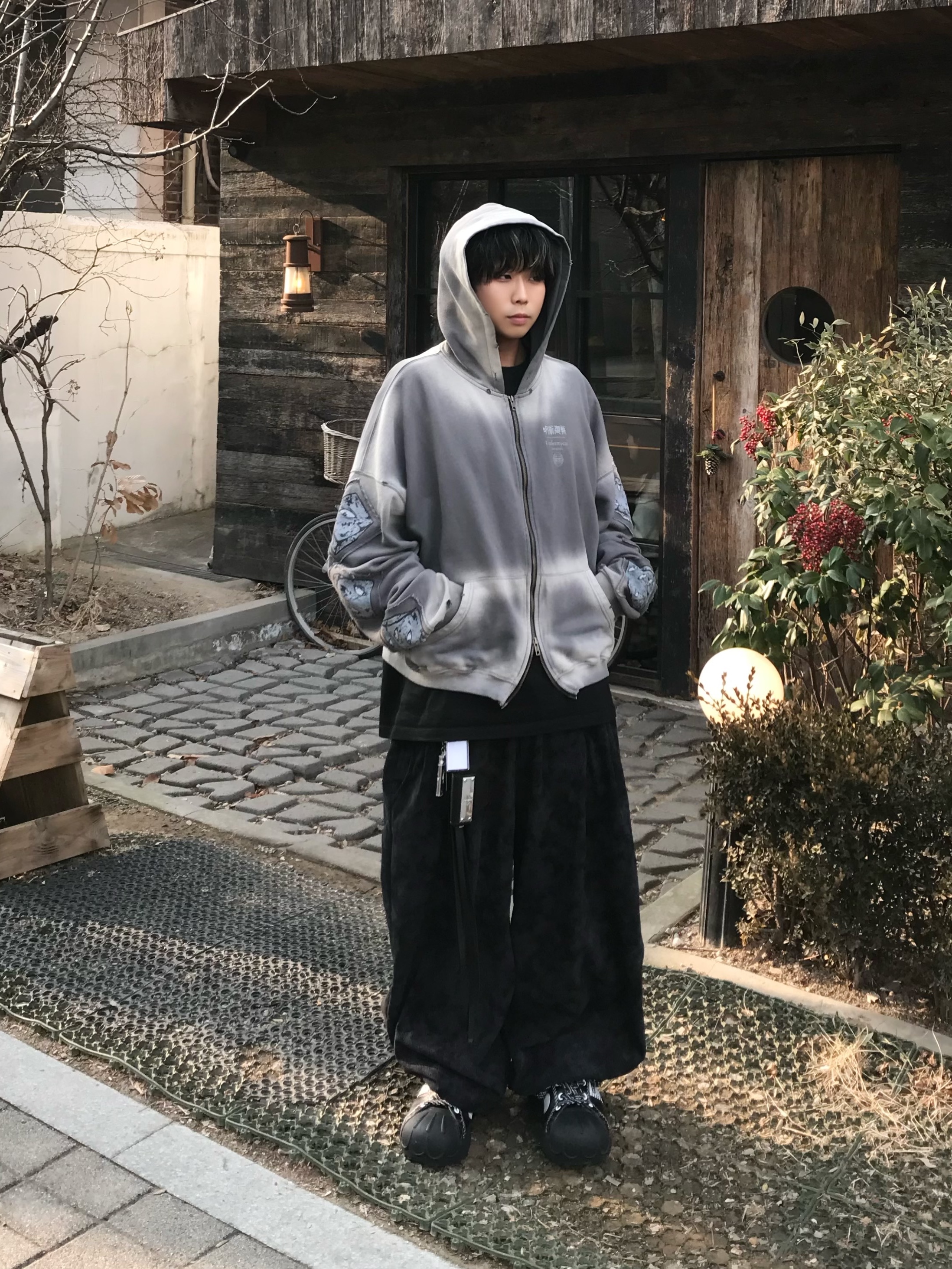 JUJUTSU KAISEN Undermycar Prison Realm Patch Vtg Zipped Hoodie Charcoal 착용 스타일 - 6