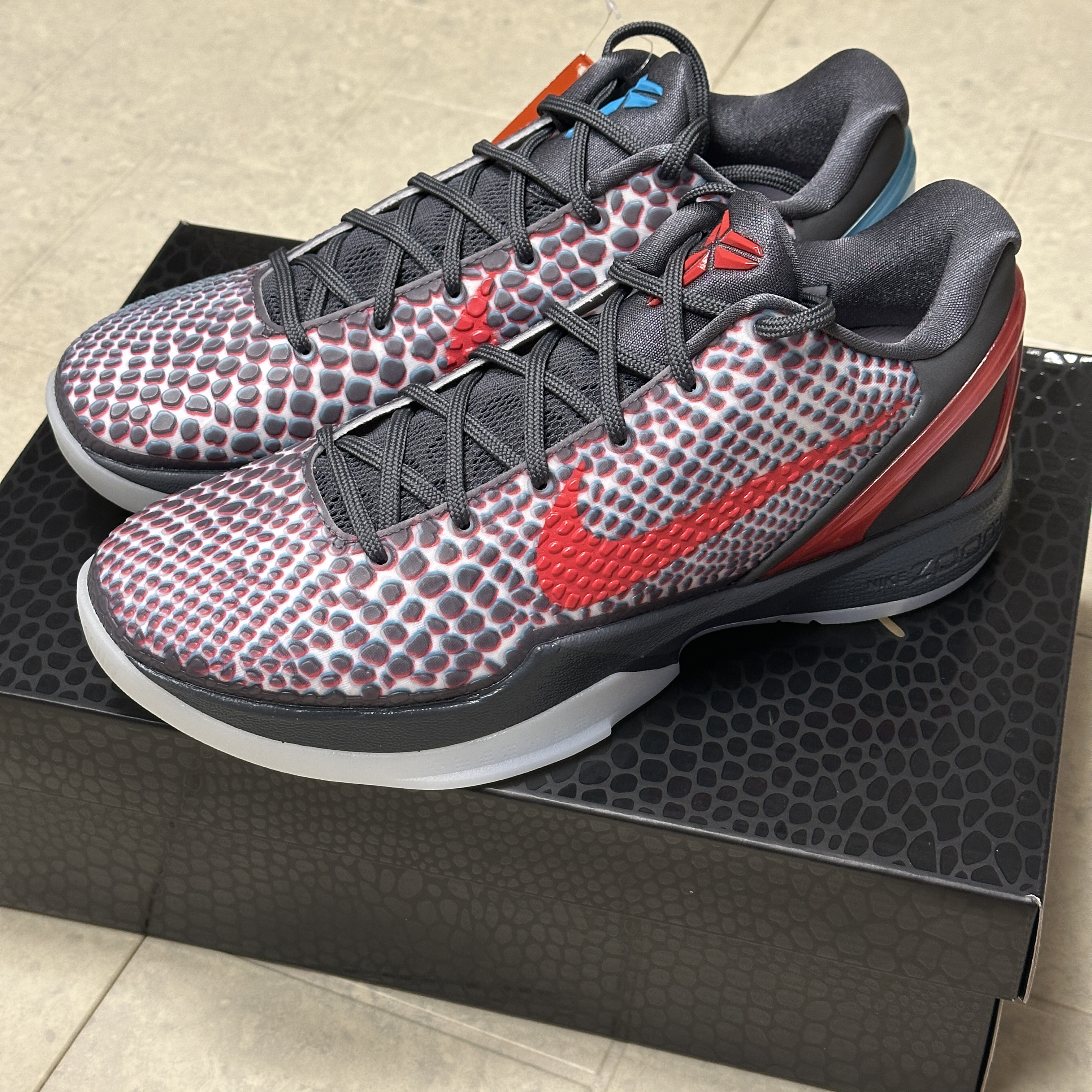 Nike Kobe 6 Protro 3D Dark Grey Chlorine Blue 착용 스타일 - 2