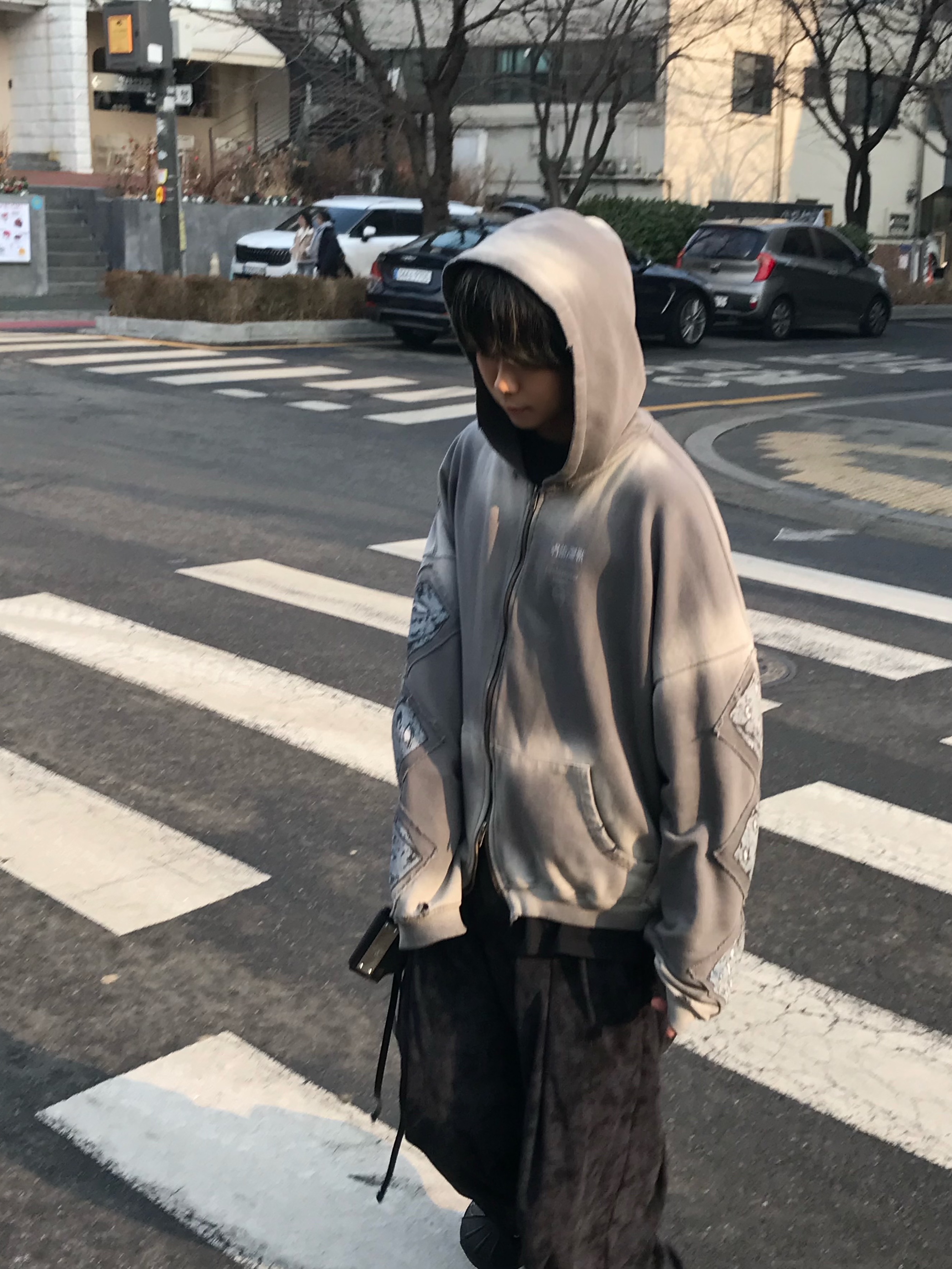 JUJUTSU KAISEN Undermycar Prison Realm Patch Vtg Zipped Hoodie Charcoal 착용 스타일 - 5