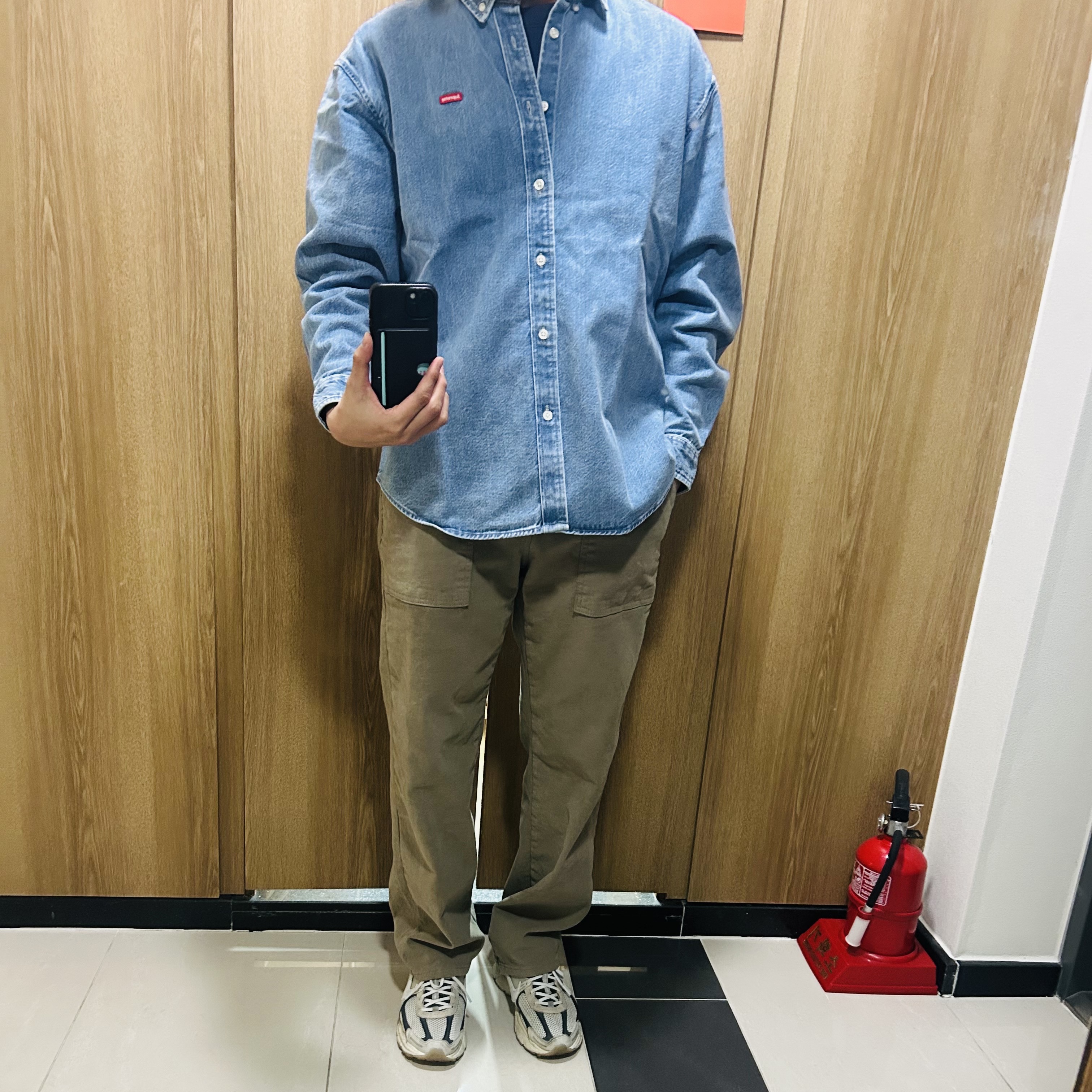 Supreme Small Box Denim Shirt Washed Indigo - 25SS, Nike Zoom Vomero 5 Light Bone and Black 착용 스타일