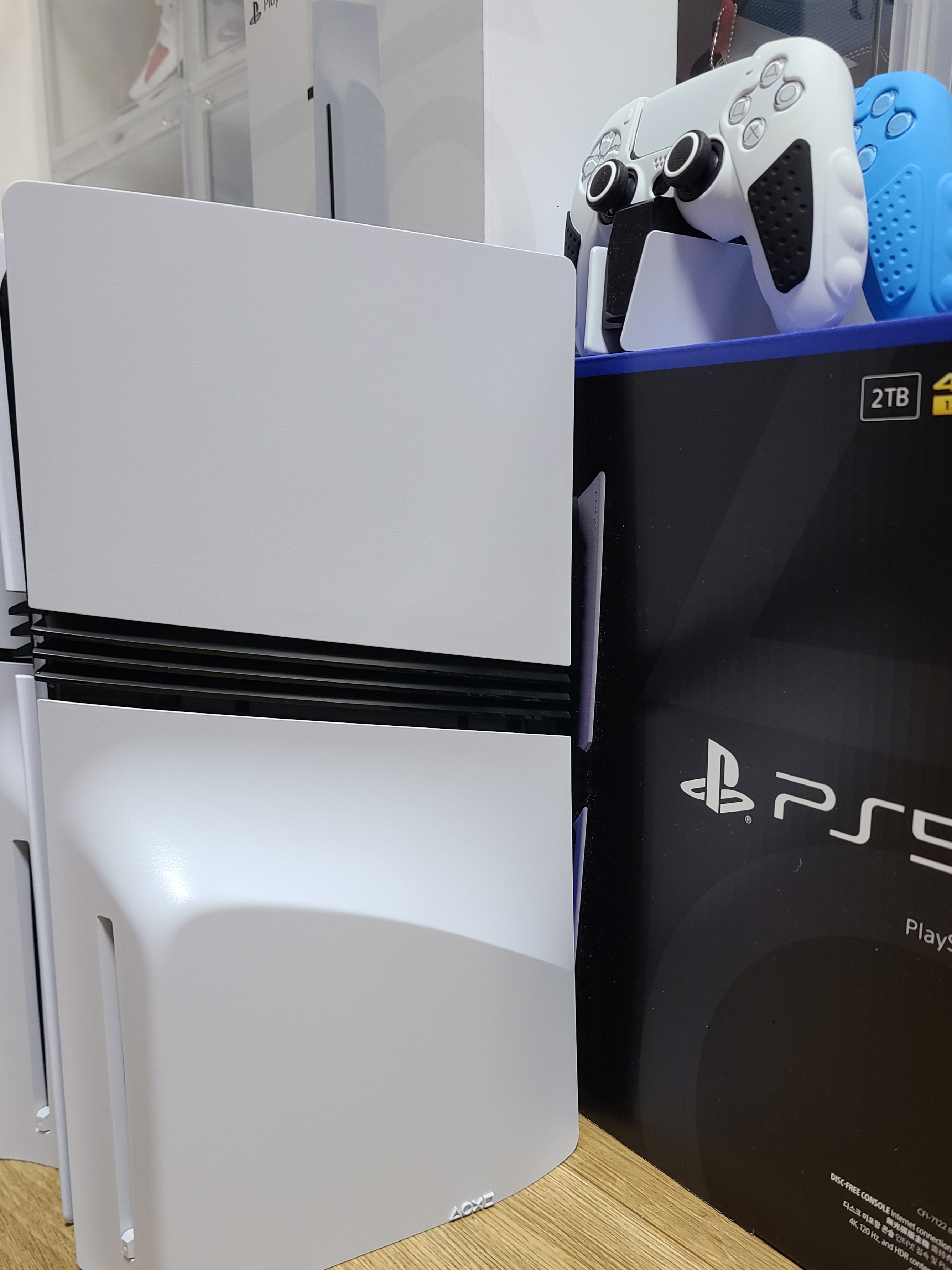 [7% 적립] PlayStation 5 Pro - 2TB, Playstation 5 DualSense Wireless Controller Starlight Blue (Korean Ver.) 착용 스타일 - 2