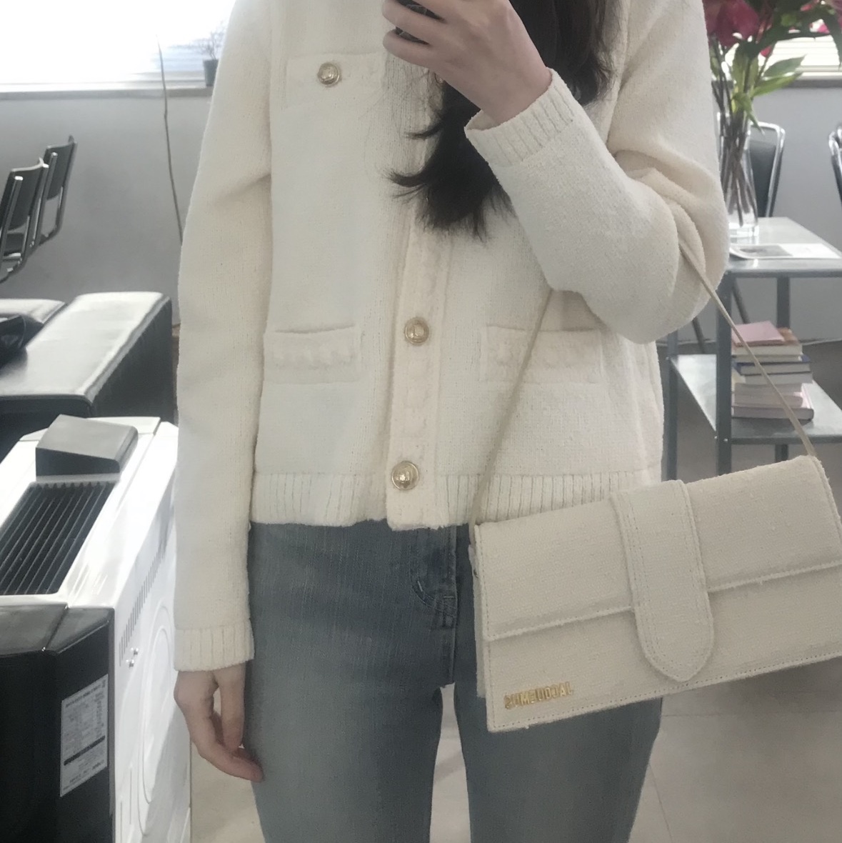 Jacquemus Le Bambino Long Flap Bag Off White 착용 스타일