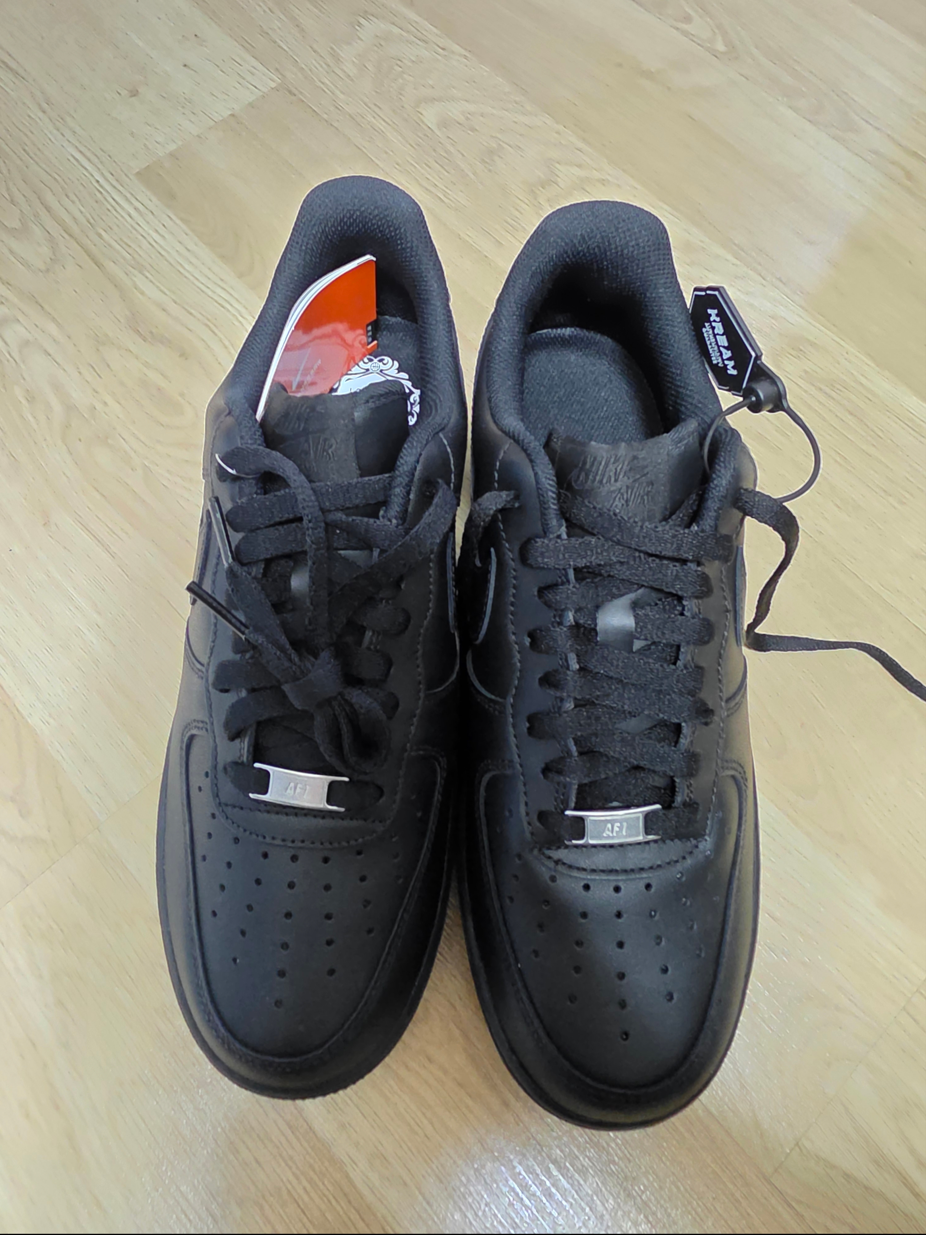 Nike Air Force 1 '07 Low Triple Black 착용 스타일 - 1