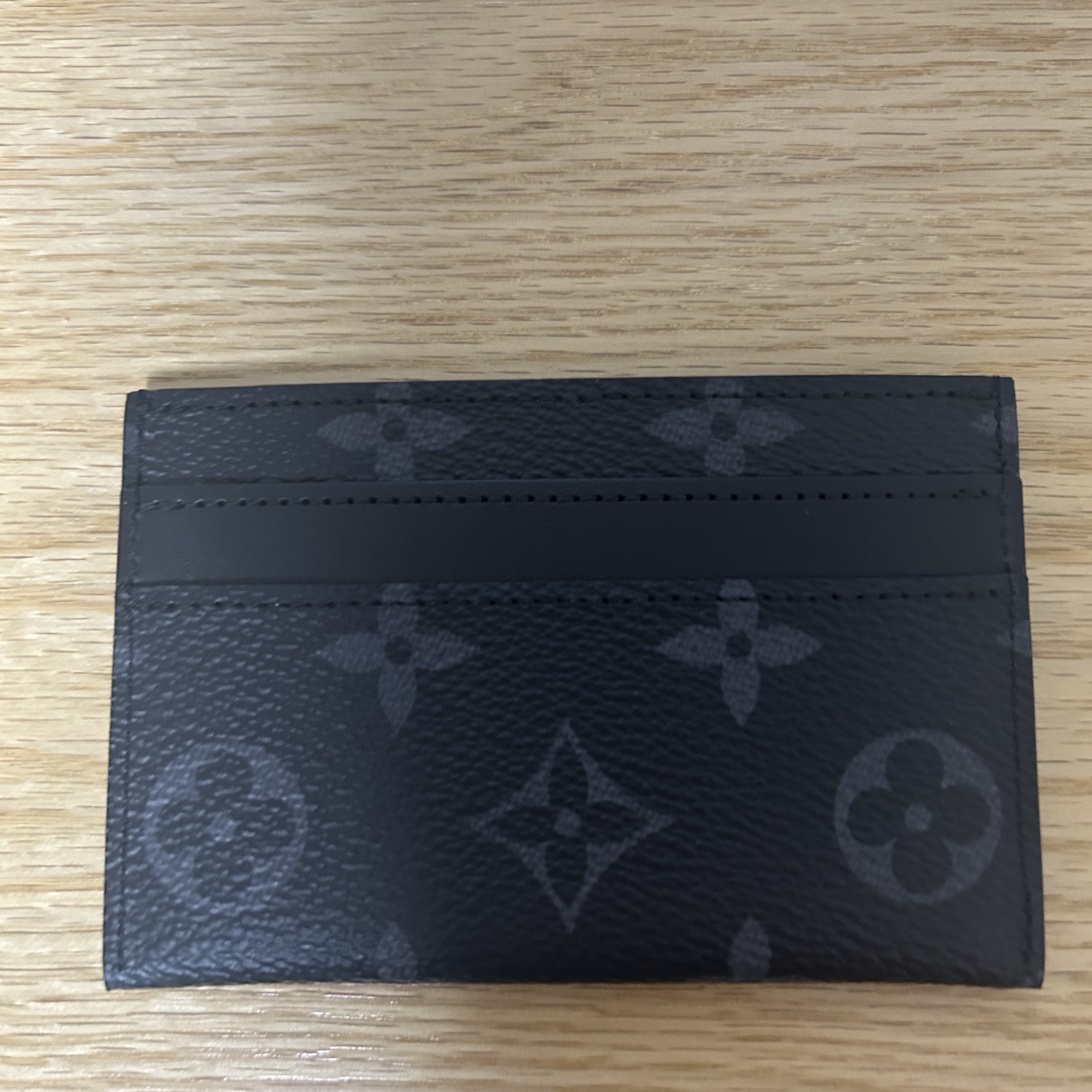 Louis Vuitton Double Card Holder Monogram Eclipse 착용 스타일 - 3