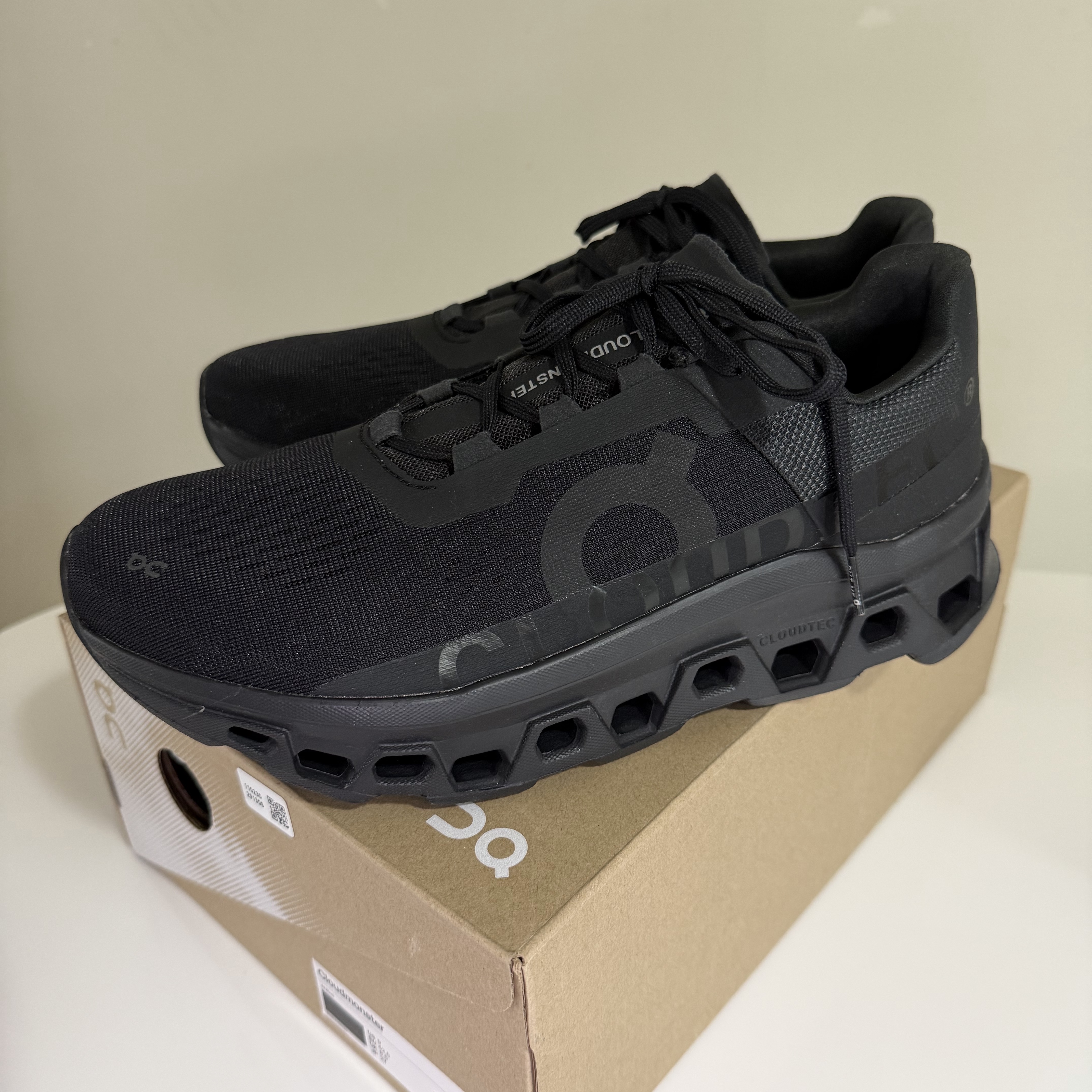On Running Cloudmonster All Black 착용 스타일 - 1