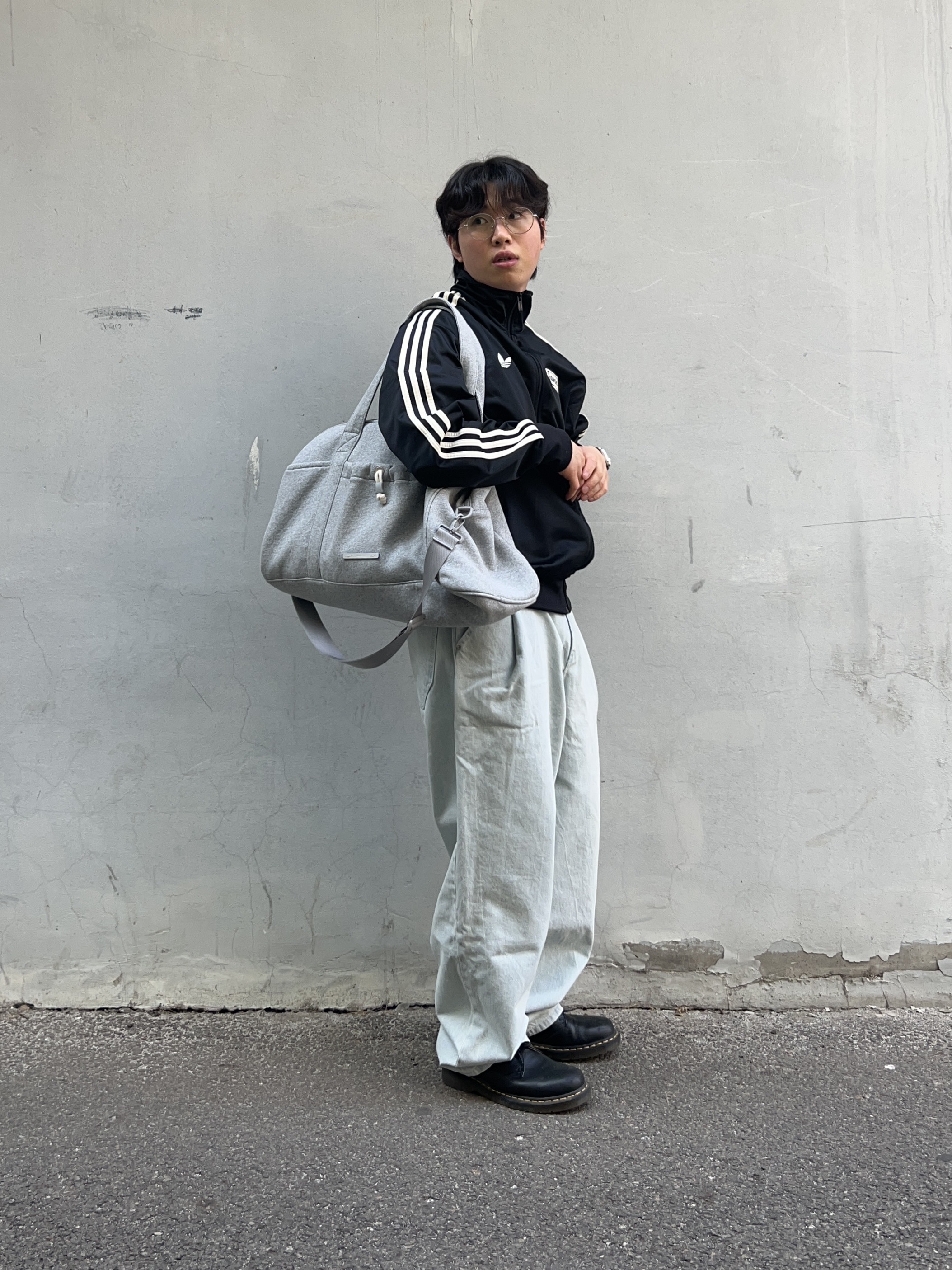 Adidas x Oasis Tour Firebird Track Top Black - KR Sizing, Champion x Rawrow String Boston Bag Grey 착용 스타일 - 2