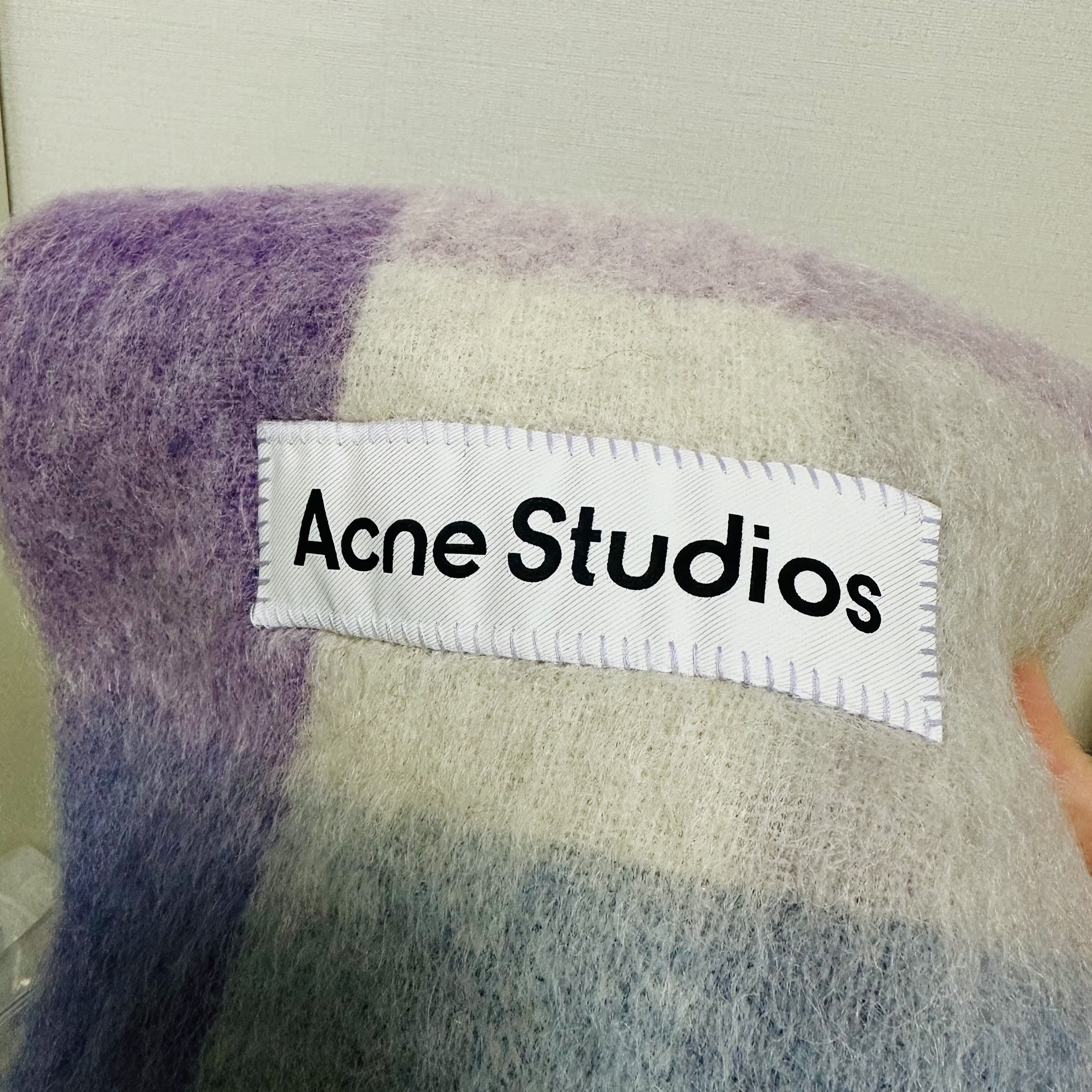 Acne Studios Mohair Check Muffler Lilac White 착용 스타일