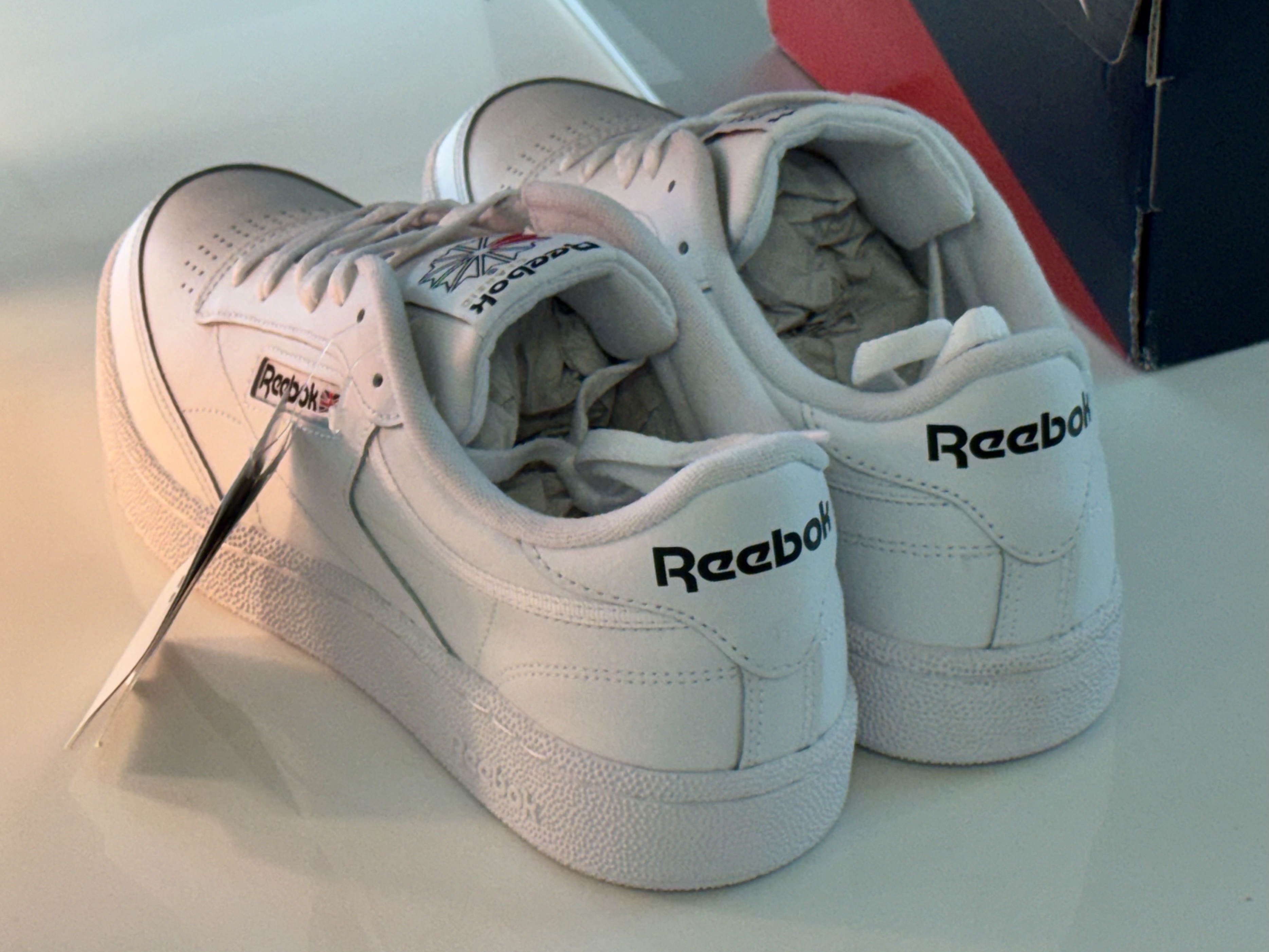 Reebok Club C 85 White, (W) Alo Yoga Accolade Straight Leg Sweatpants Athletic Heather Grey 착용 스타일 - 3