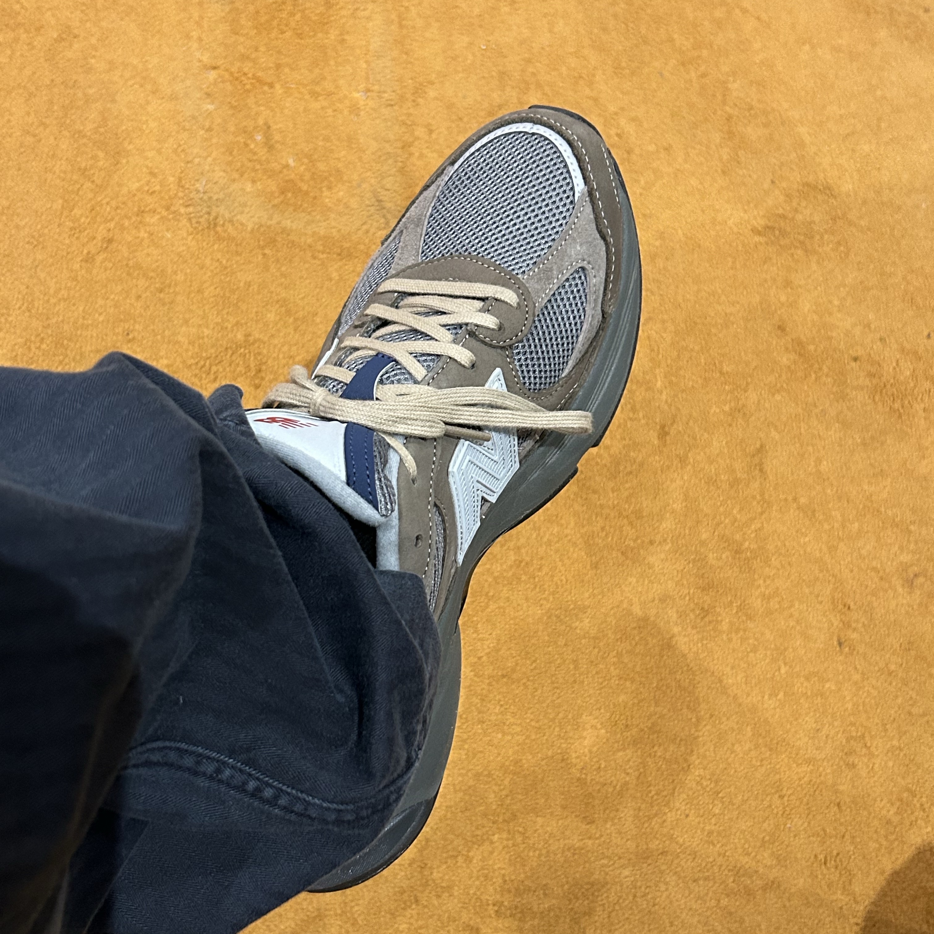 New Balance x Khakis 2010 Abzorb Shadow Brown 착용 스타일 - 4