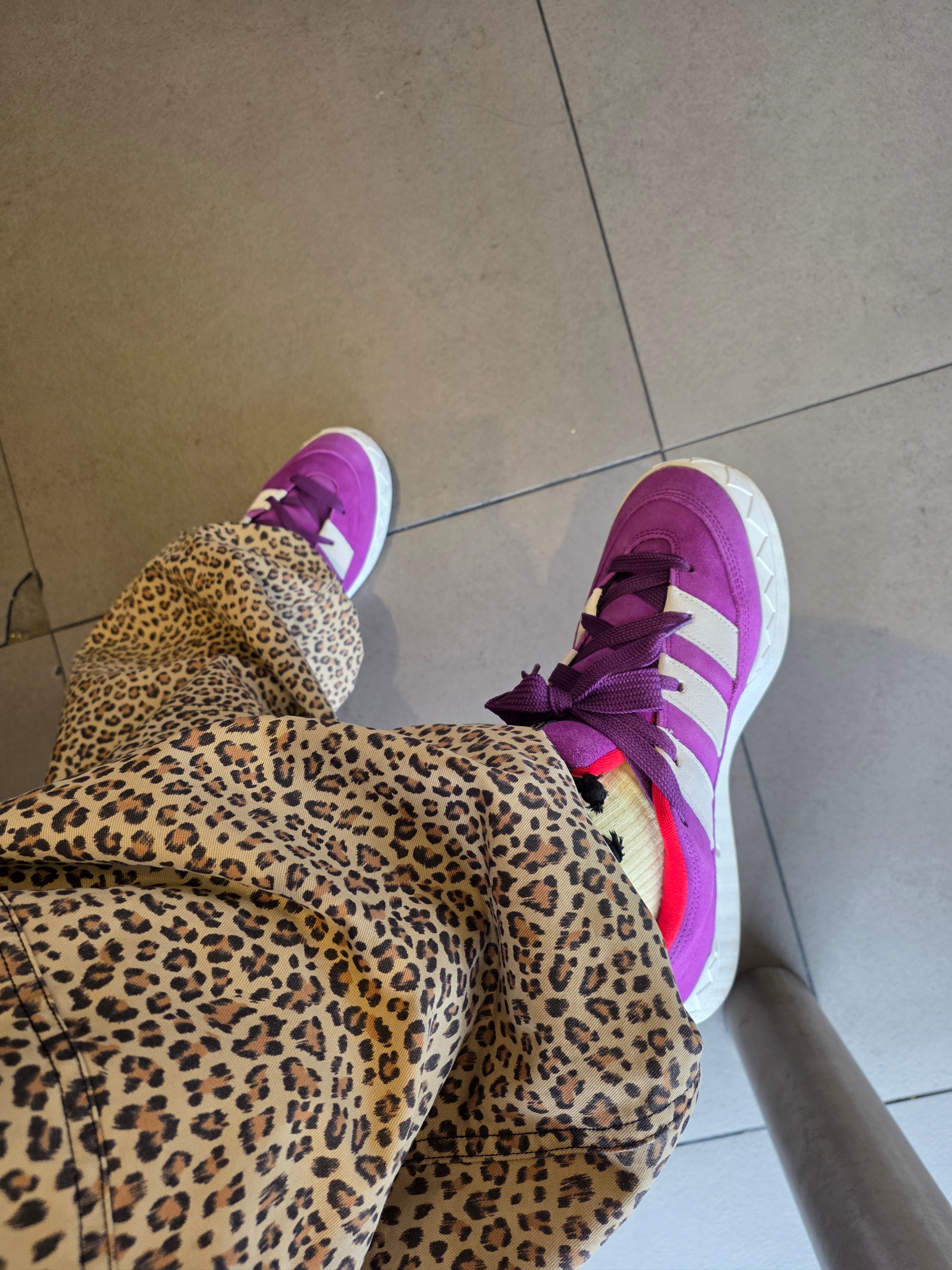 Adidas New Fur Jacket Off White - KR Sizing, Adidas x Atmos Adimatic Glory Purple 착용 스타일 - 3