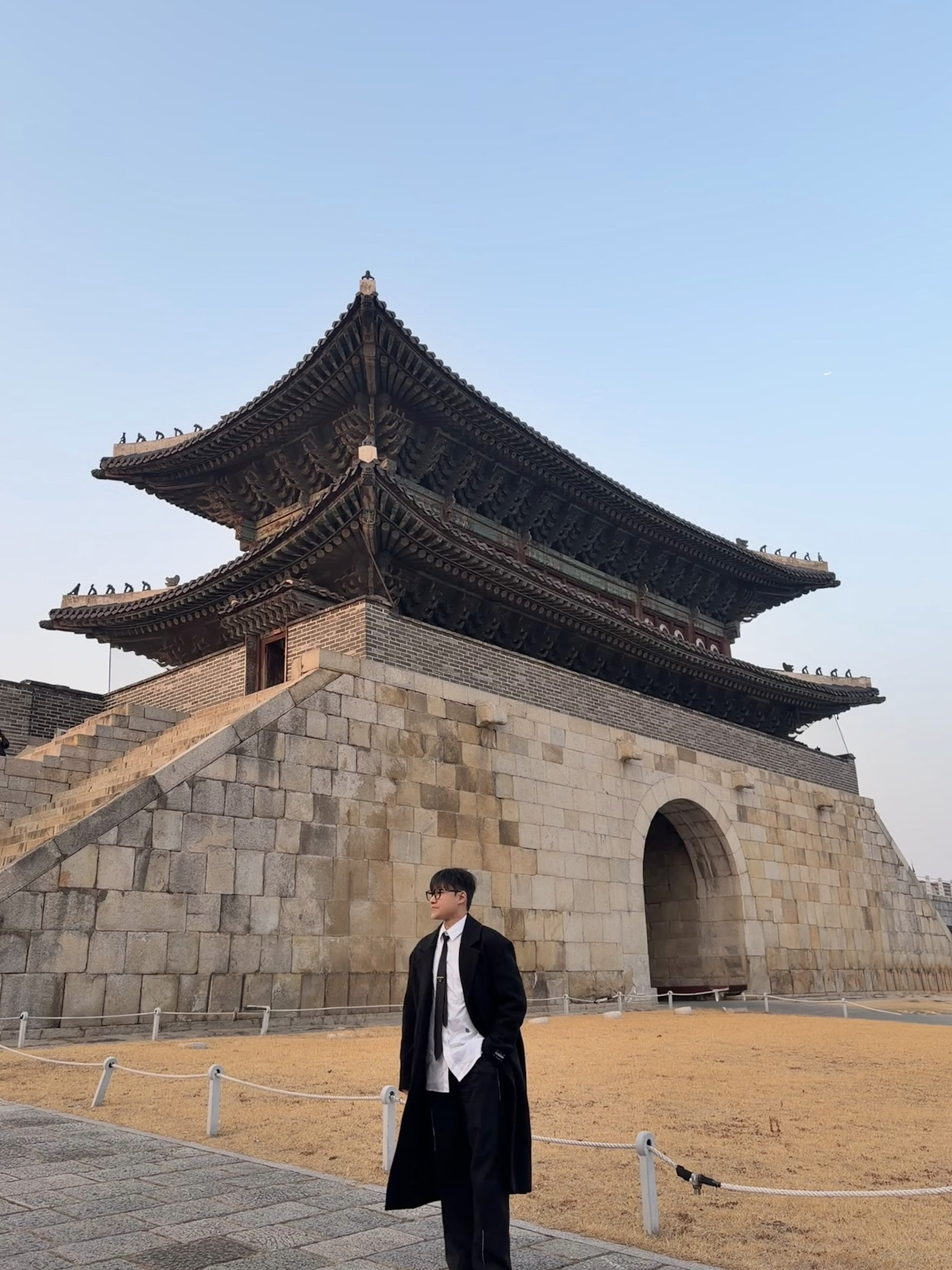 Prada Re-Nylon Gabardine Tie Black, Zara x Ader Error Wool Blend Oversize Coat Black 착용 스타일 - 2